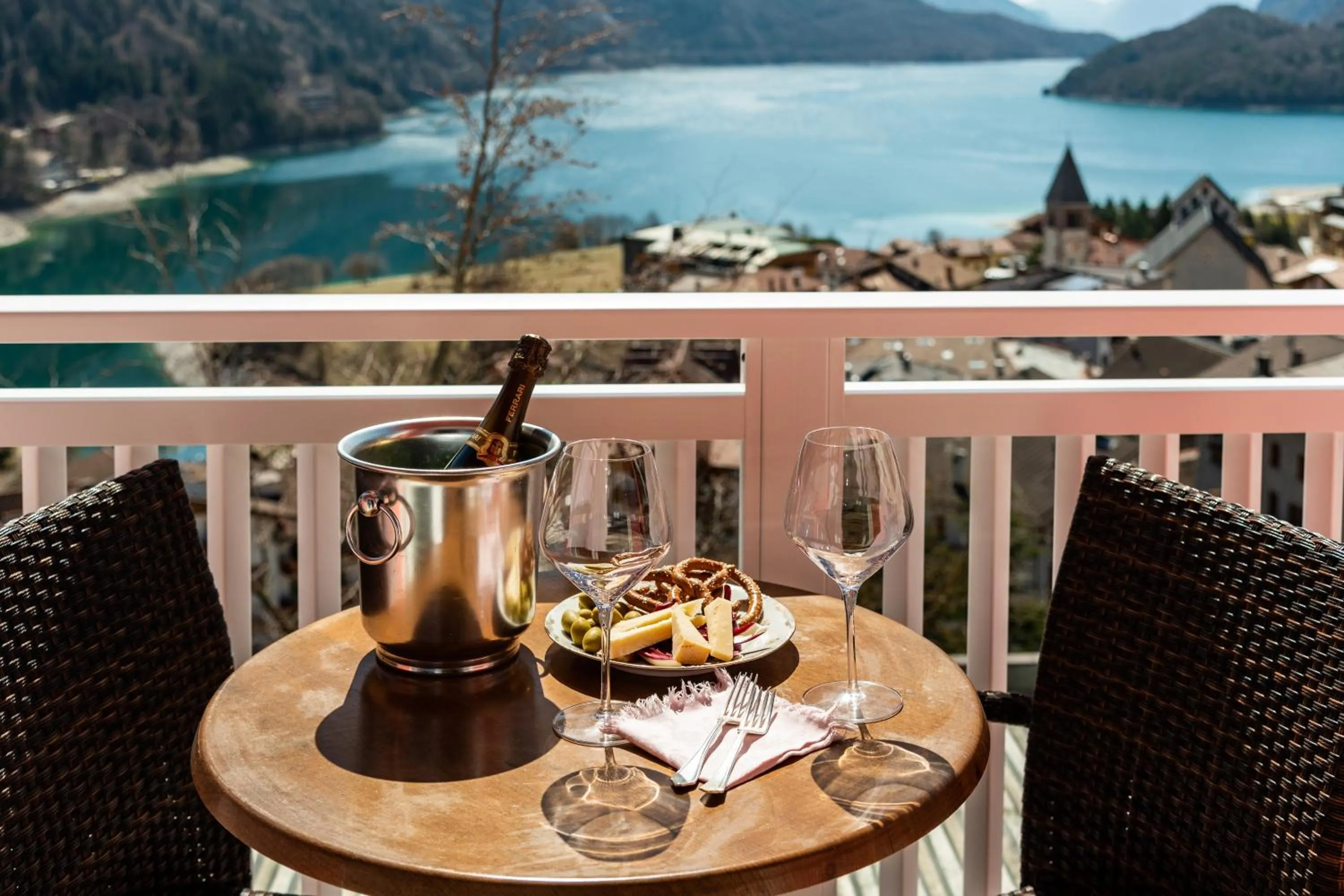 Lake view in Hotel Londra Slow Living Molveno