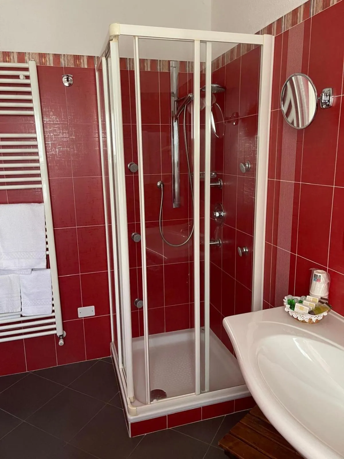 Shower in Hotel Londra Slow Living Molveno