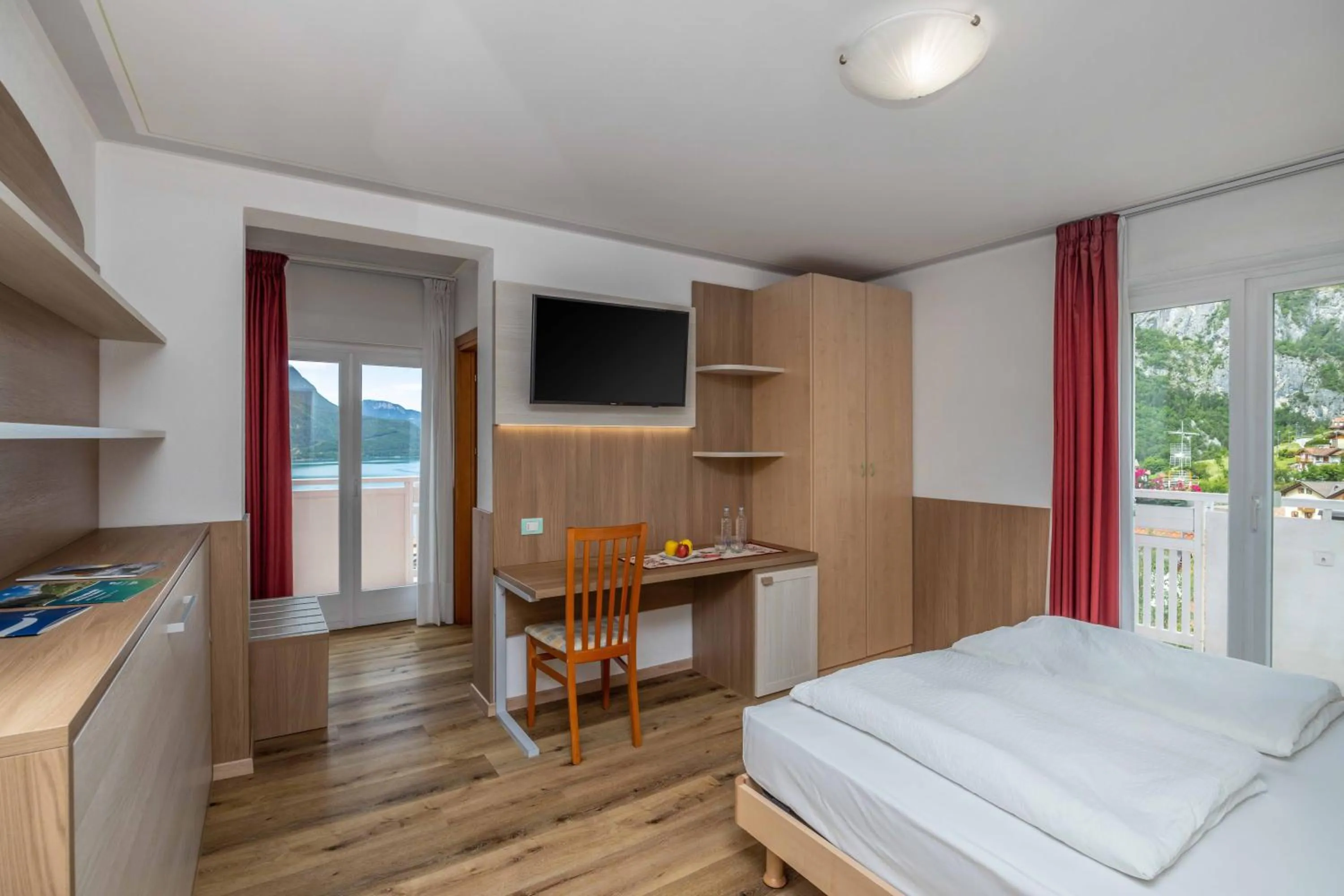 Bed in Hotel Londra Slow Living Molveno