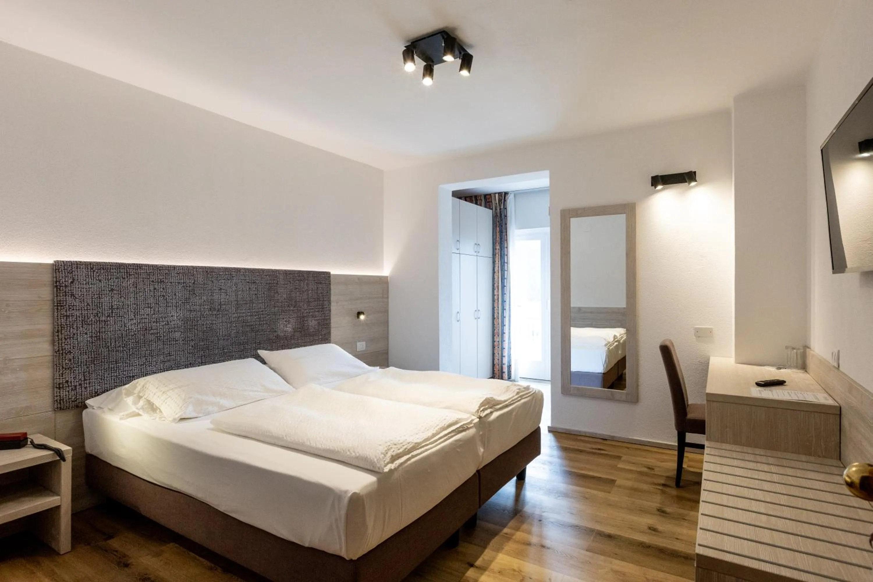 Bed in Hotel Londra Slow Living Molveno