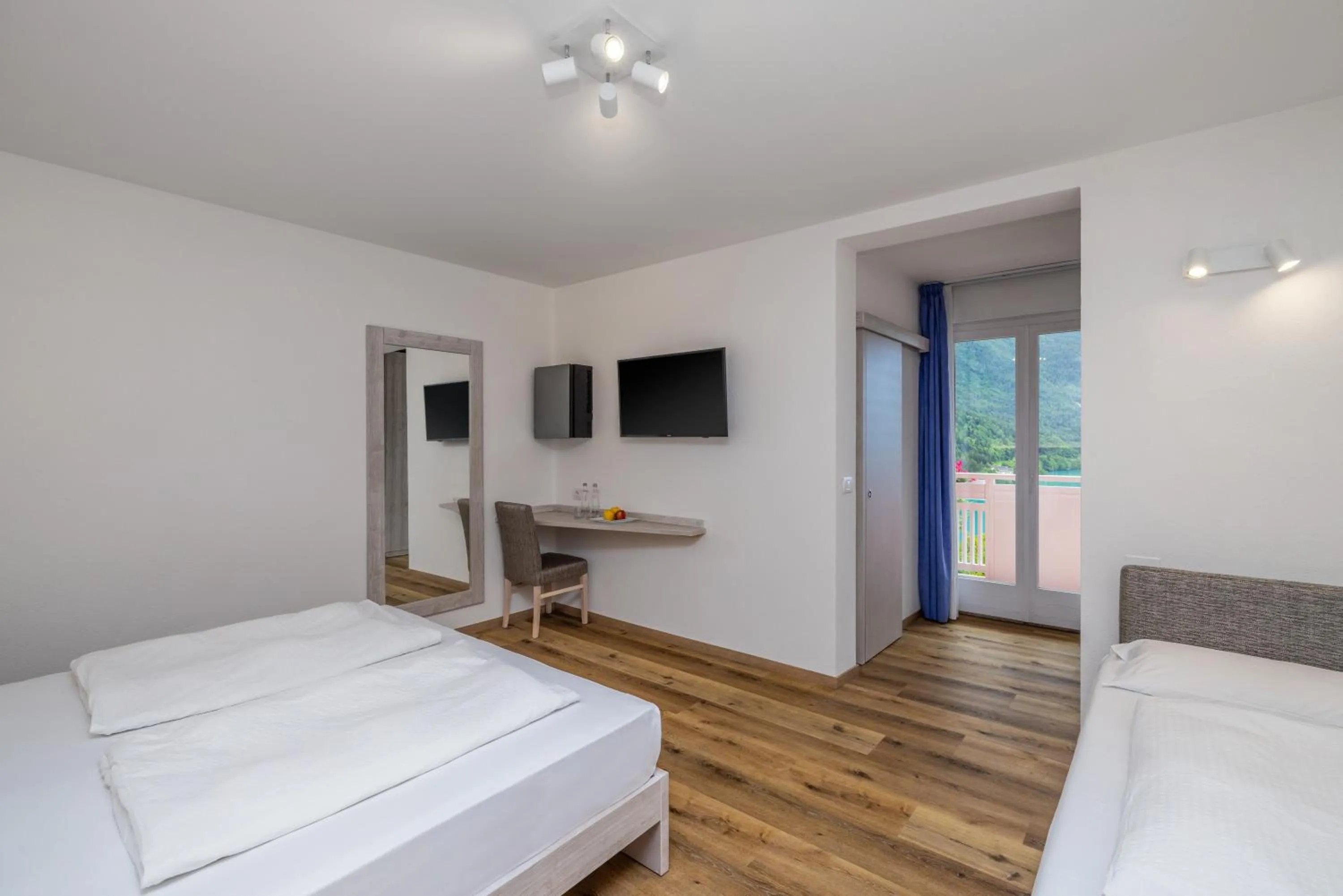 Bed in Hotel Londra Slow Living Molveno