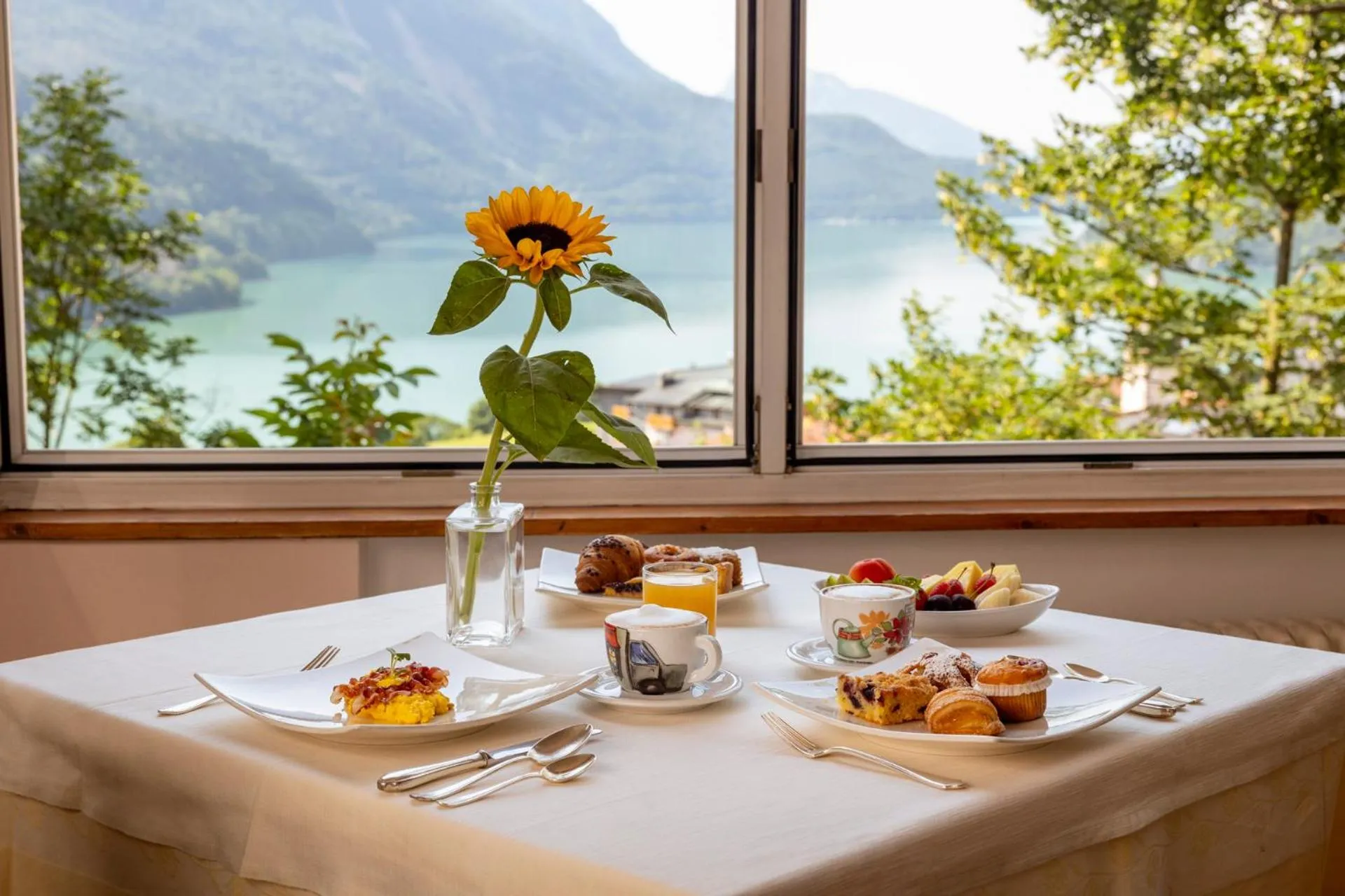 Lake view in Hotel Londra Slow Living Molveno