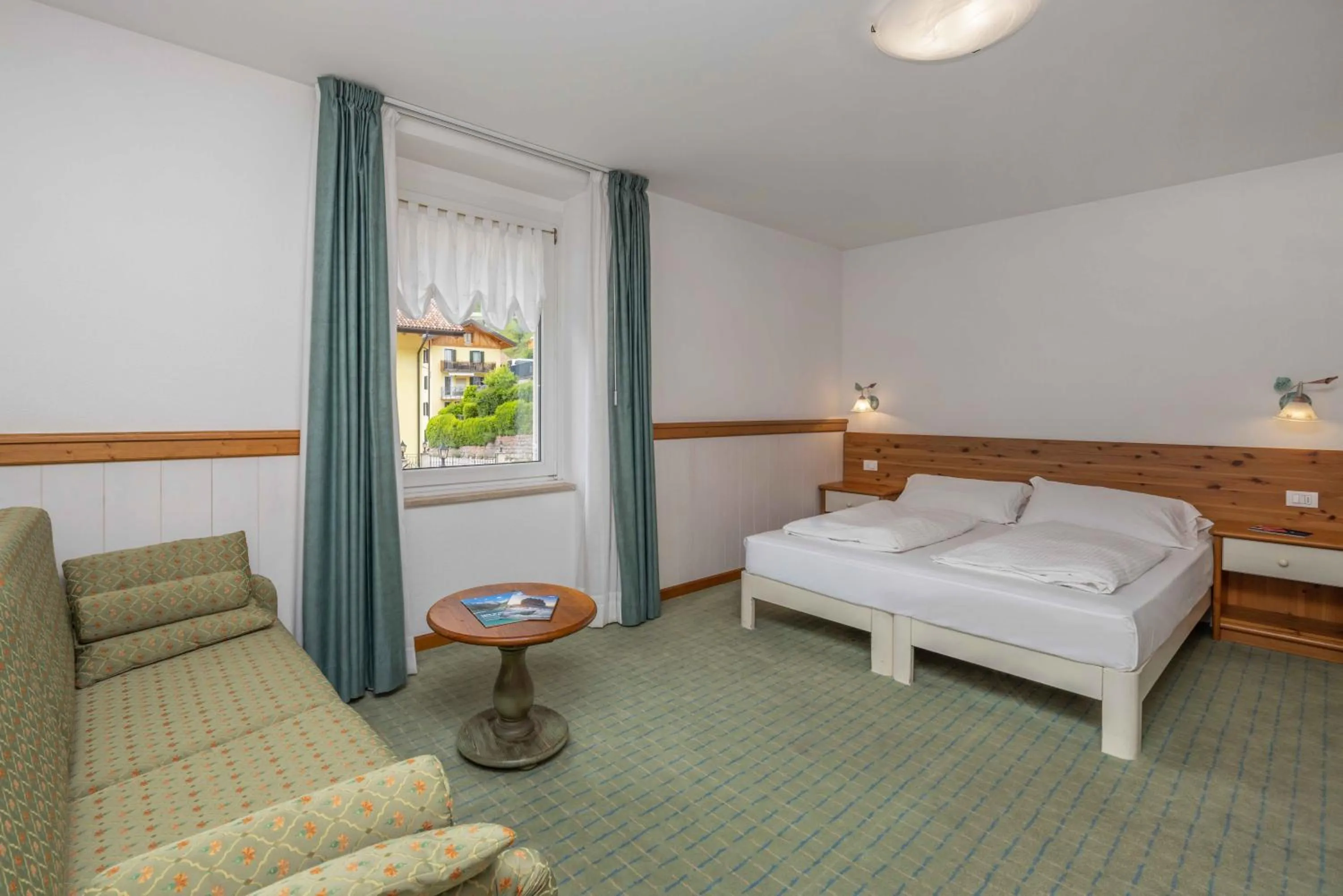 Bed in Hotel Londra Slow Living Molveno