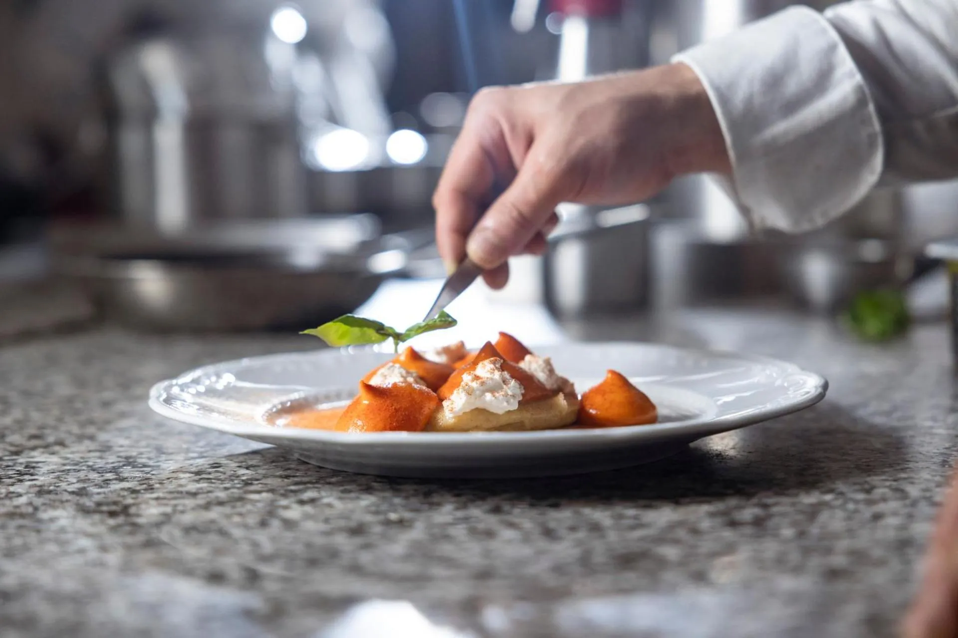 kitchen in Hotel Londra Slow Living Molveno