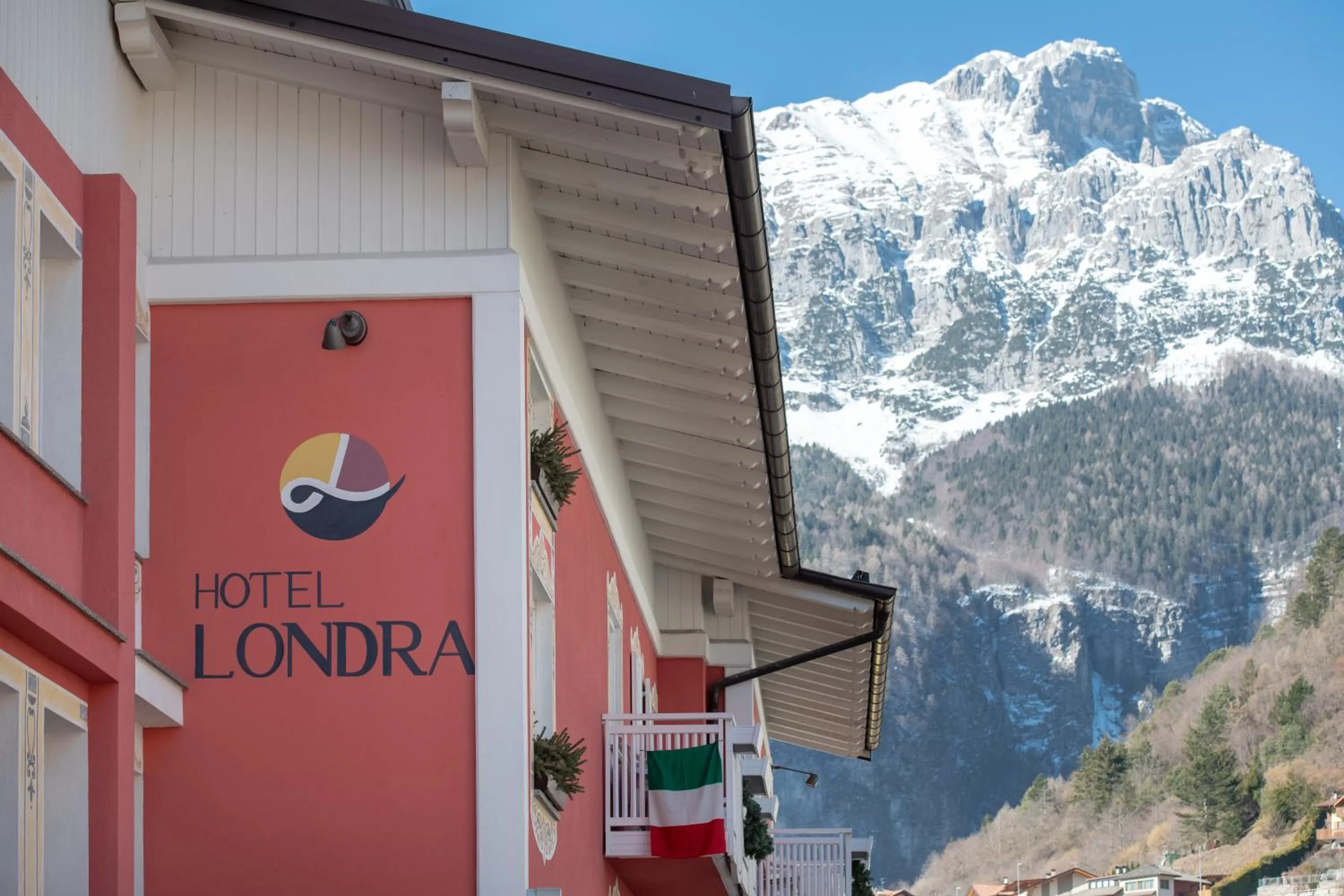 Property building in Hotel Londra Slow Living Molveno