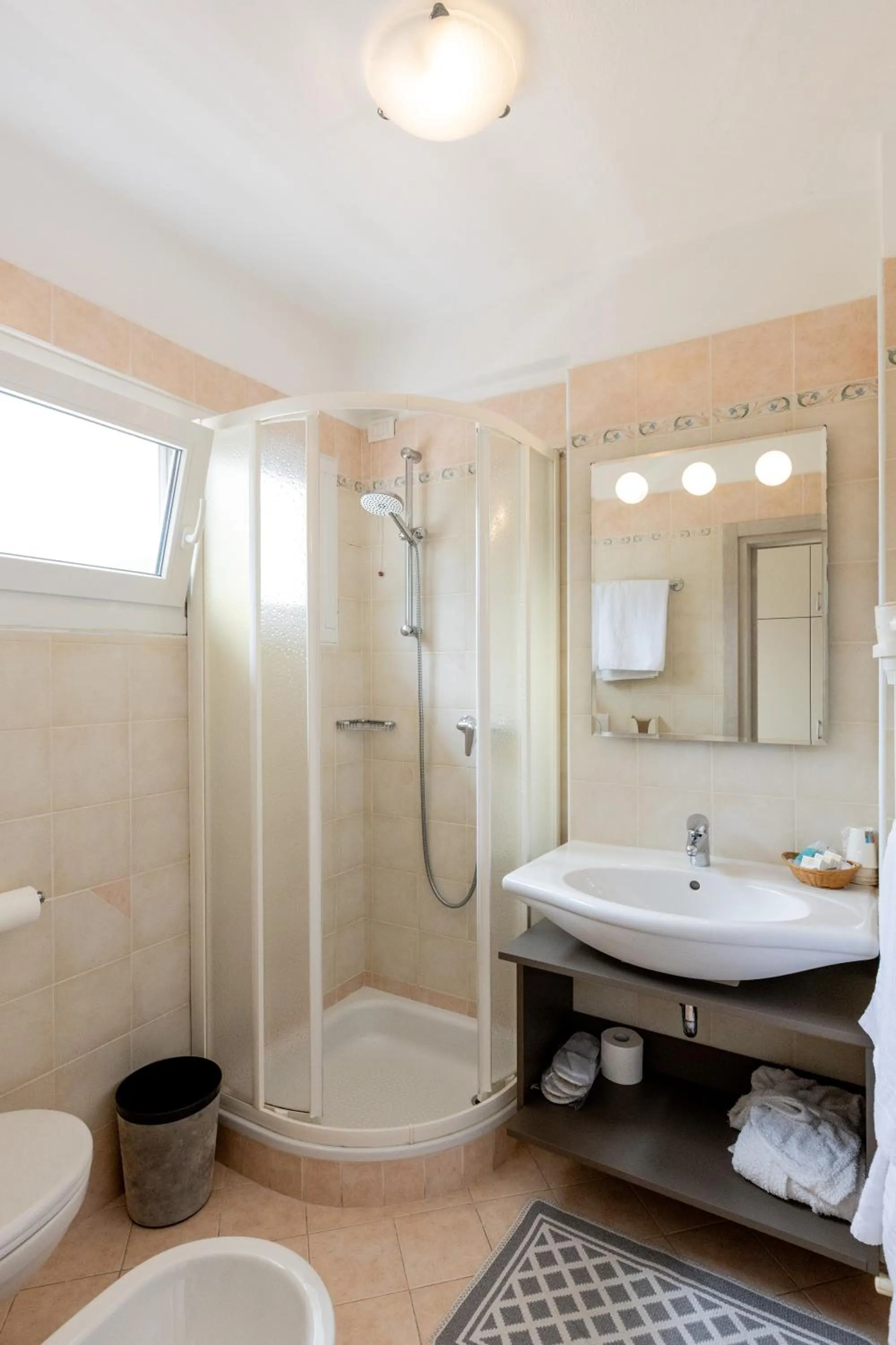 Bathroom in Hotel Londra Slow Living Molveno