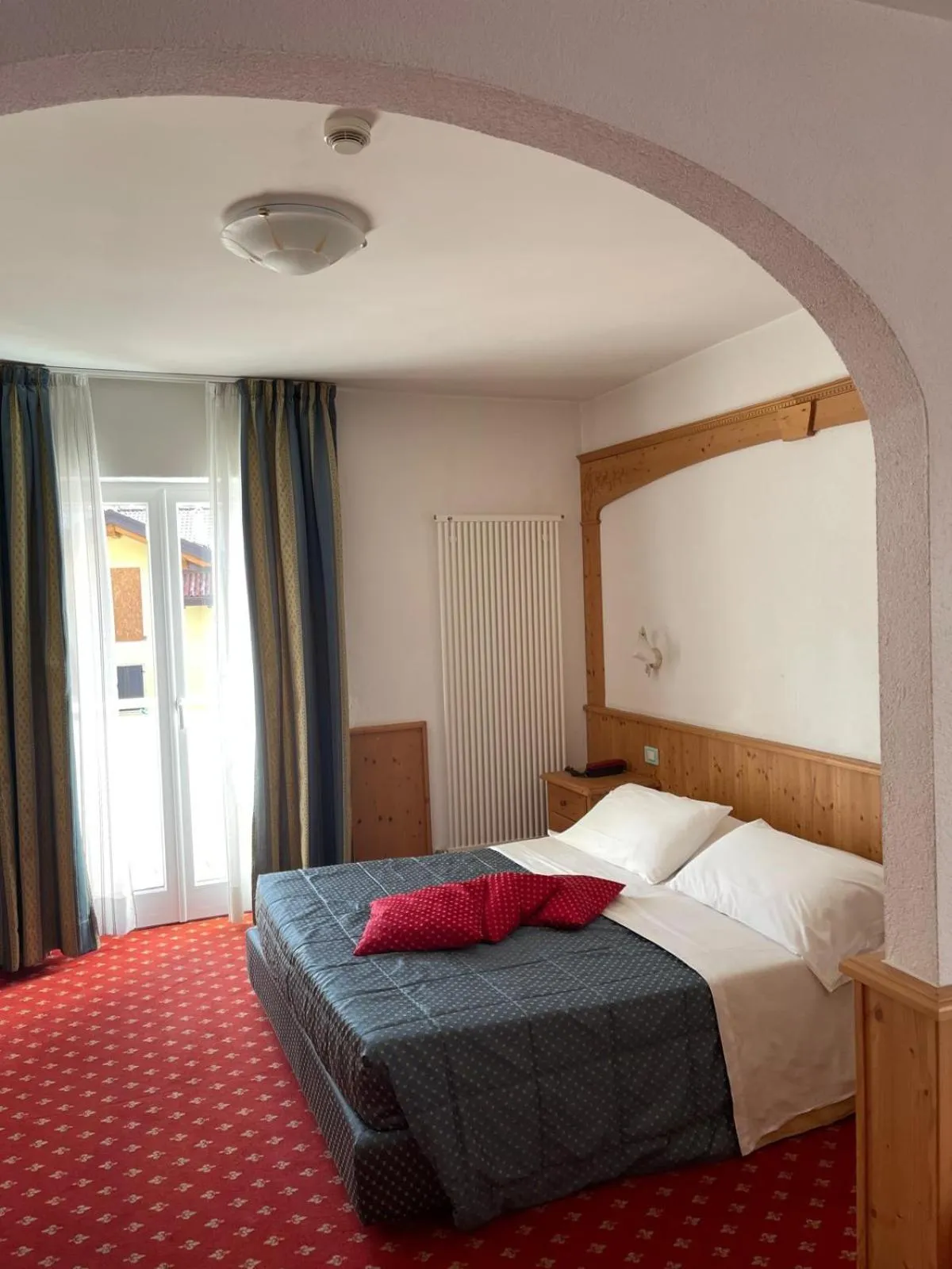 Bed in Hotel Londra Slow Living Molveno