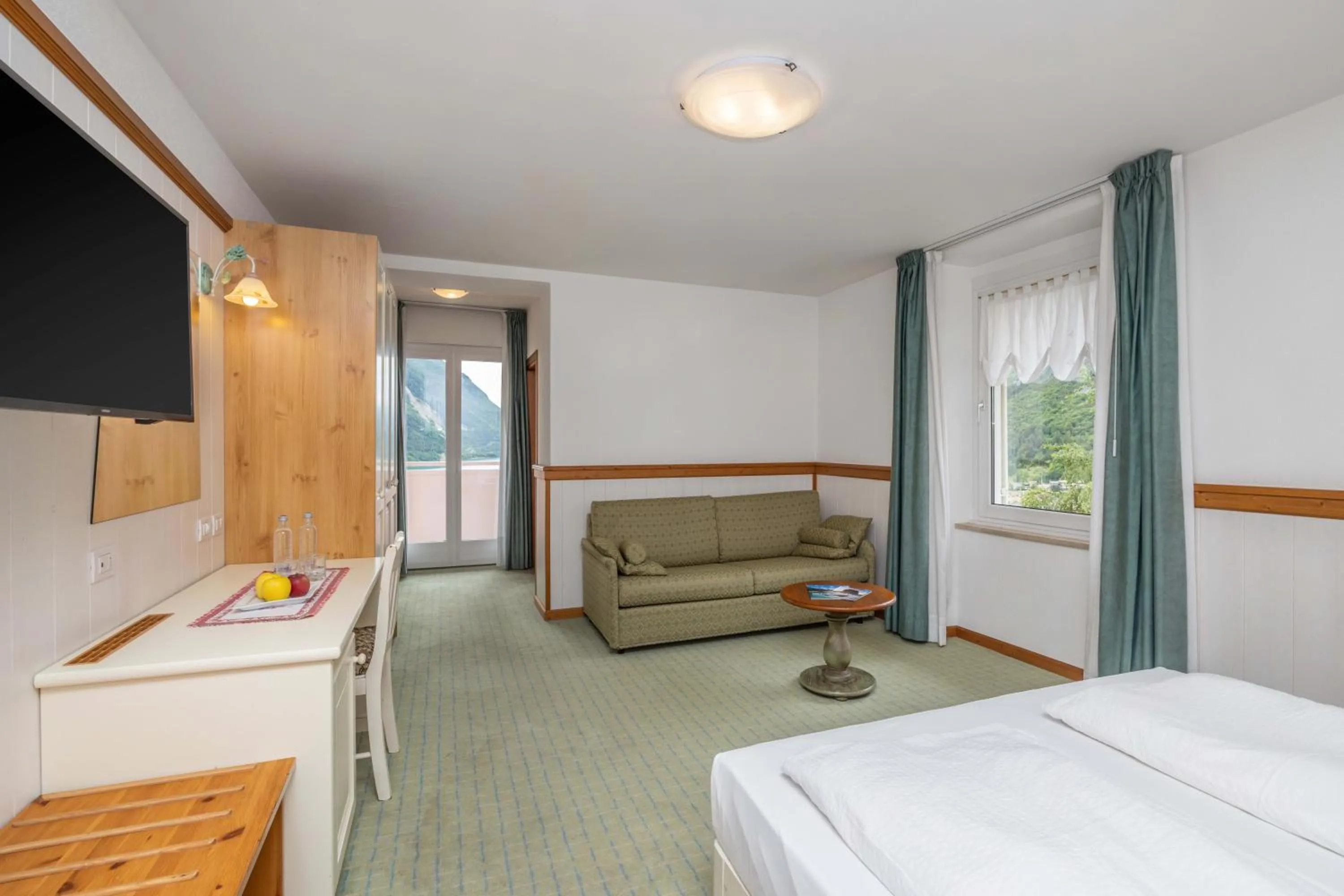 Bed in Hotel Londra Slow Living Molveno