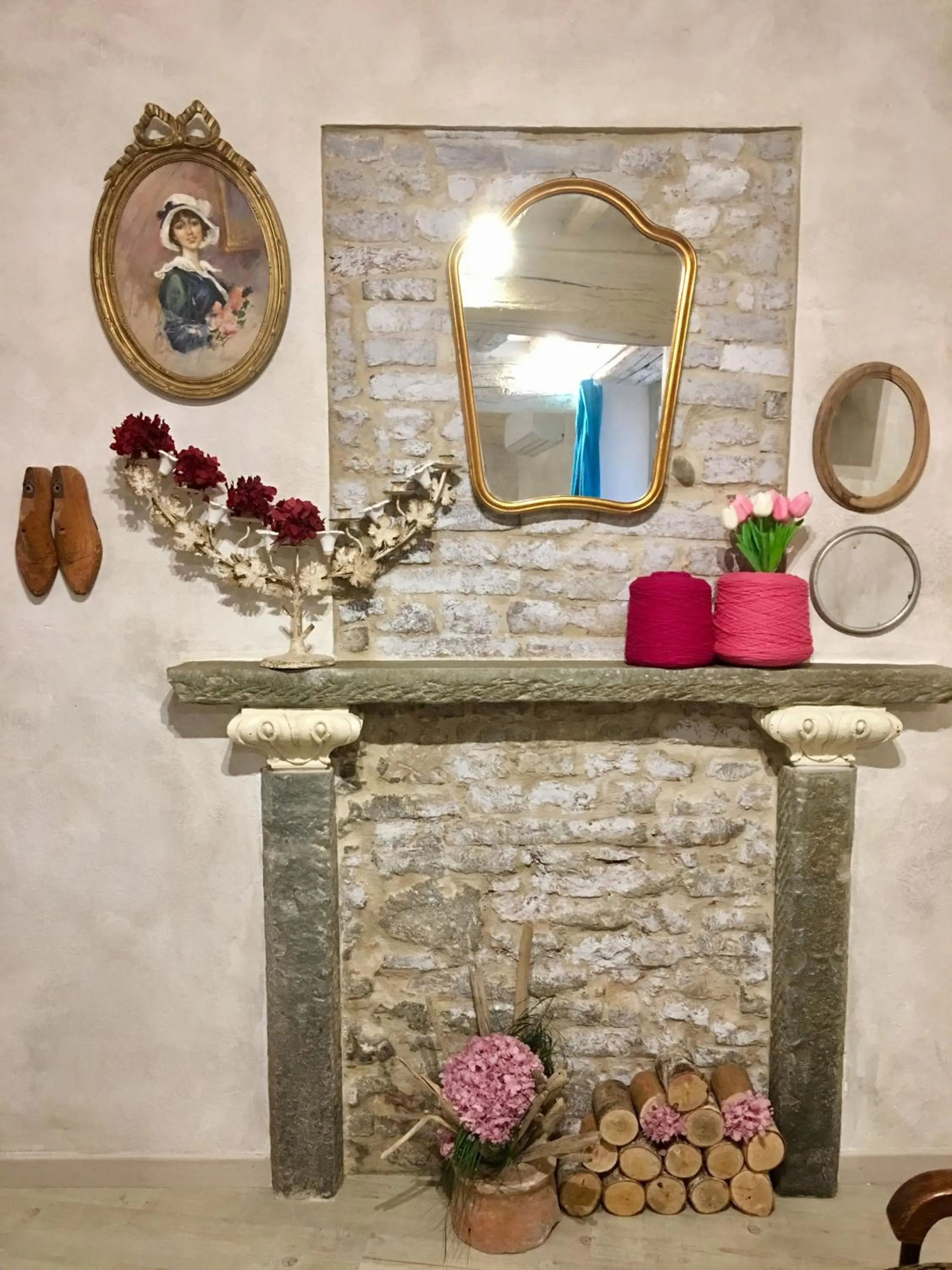 Decorative detail in Il Pozzo di Santa Zita