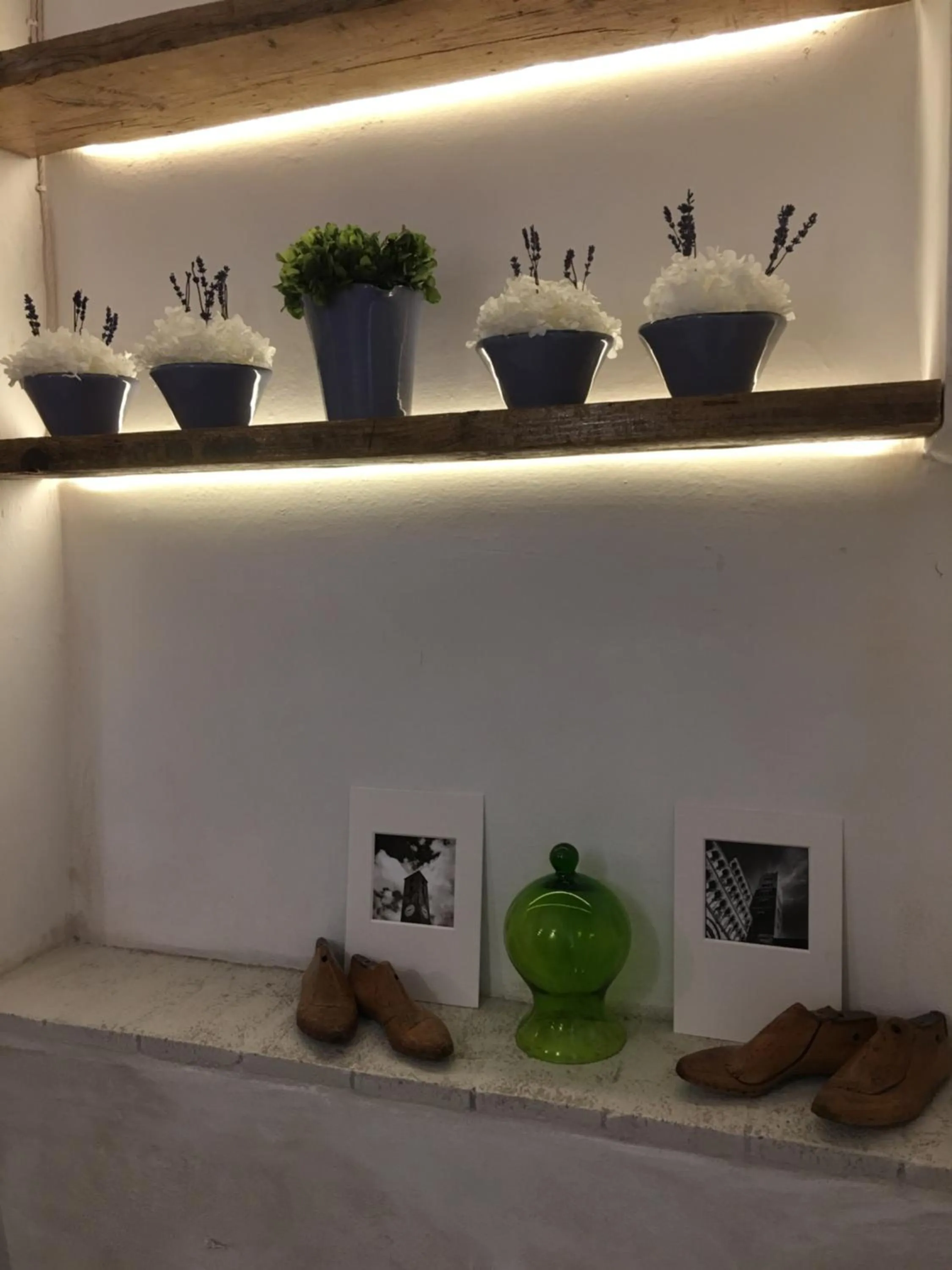 Decorative detail in Il Pozzo di Santa Zita