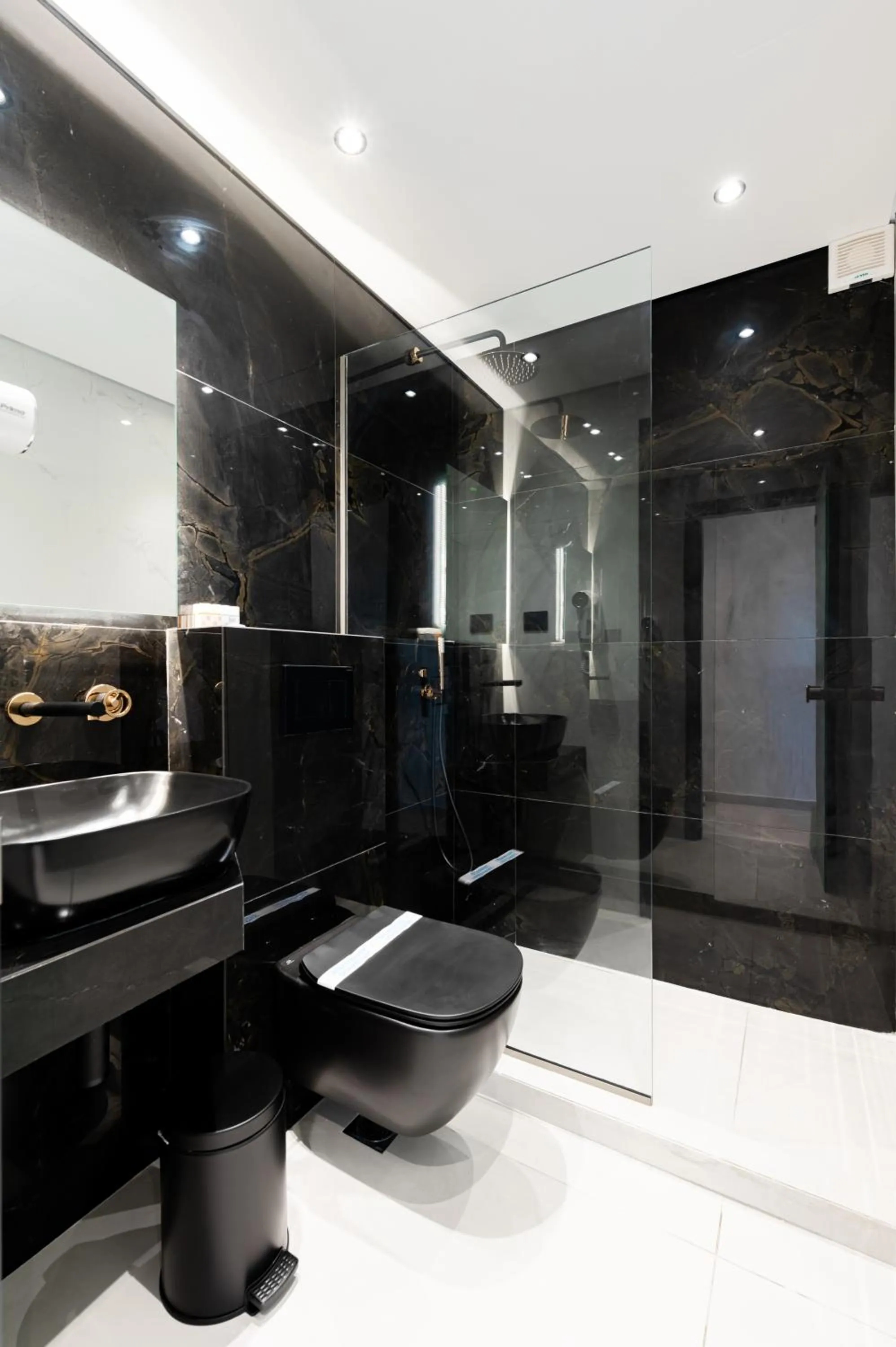 Shower in Metsikas Residence