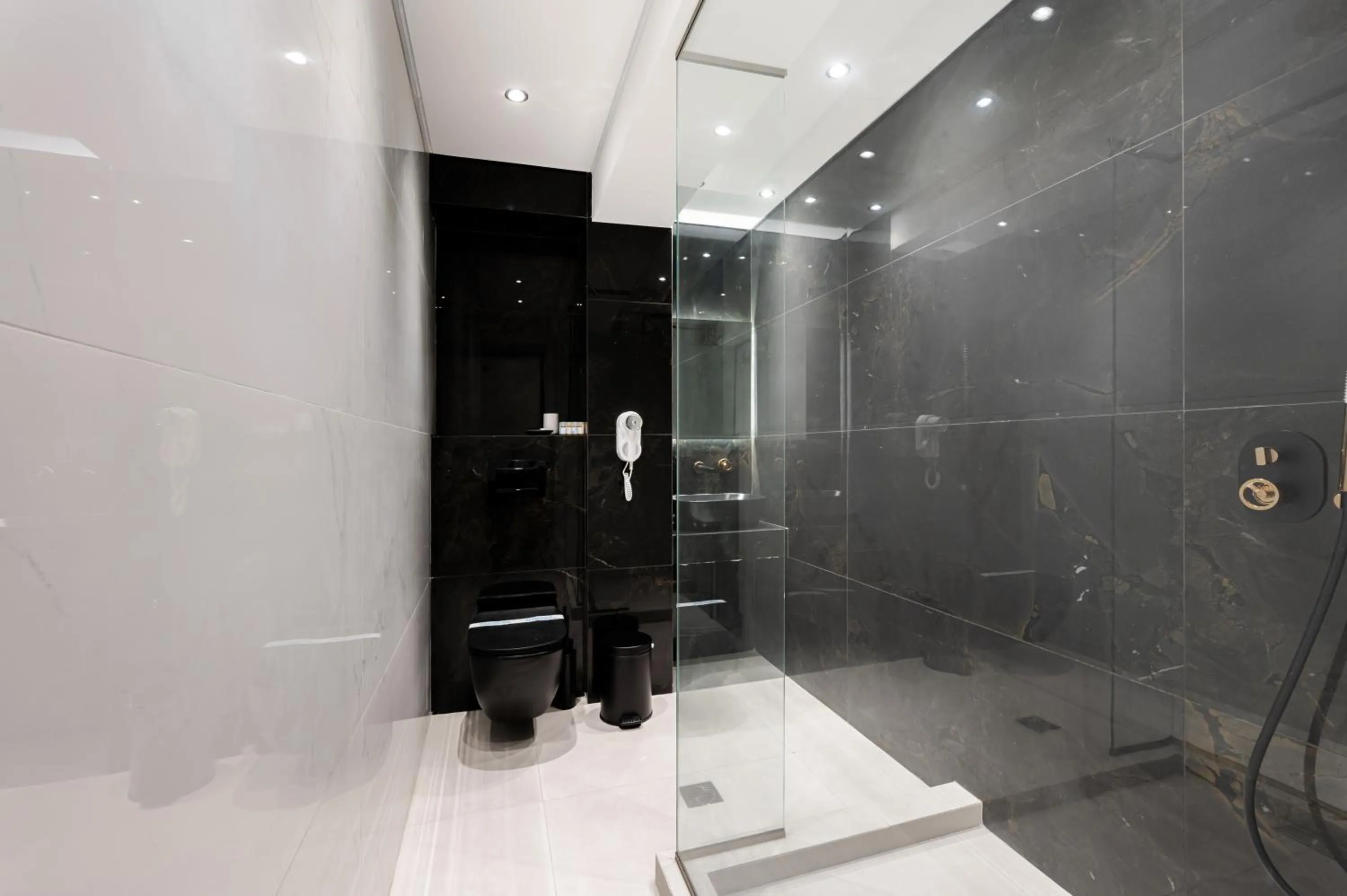 Shower in Metsikas Residence