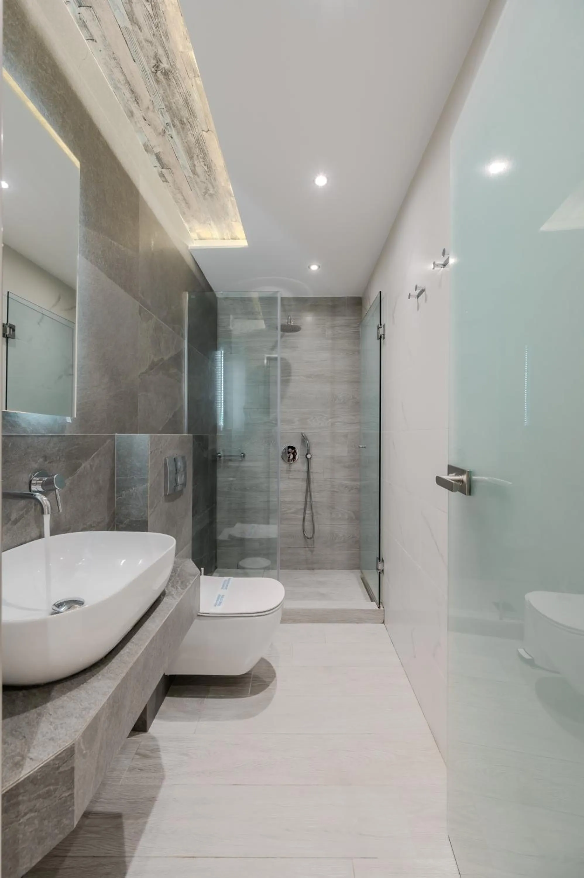 Shower in Metsikas Residence