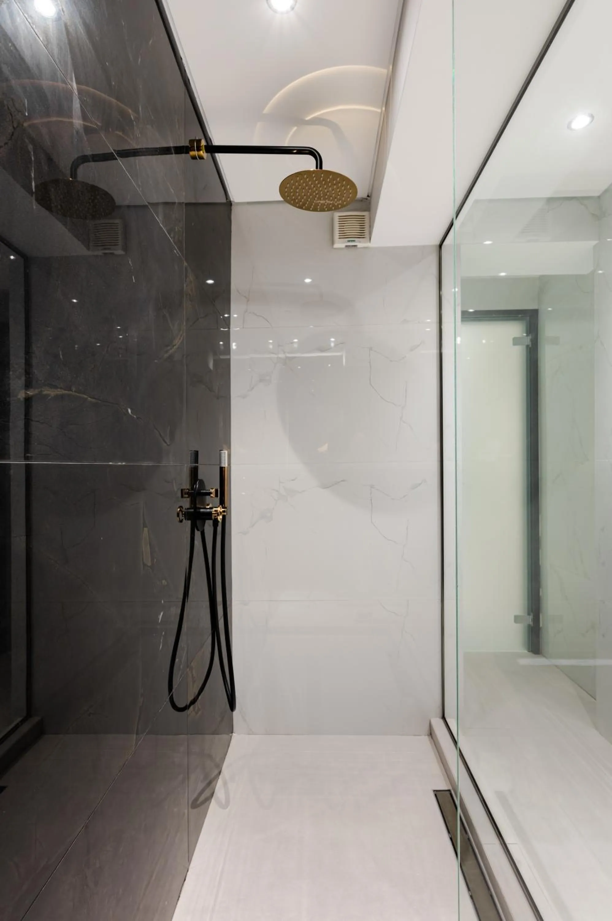 Shower in Metsikas Residence