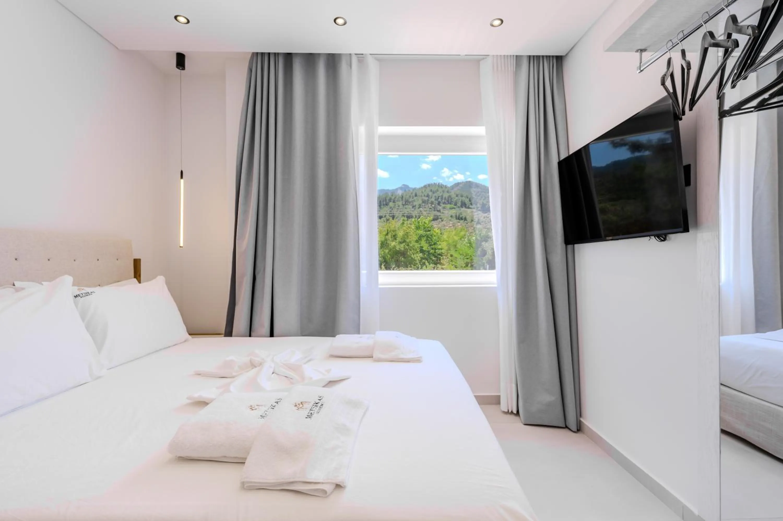 Communal lounge/ TV room, Bed in Metsikas Residence