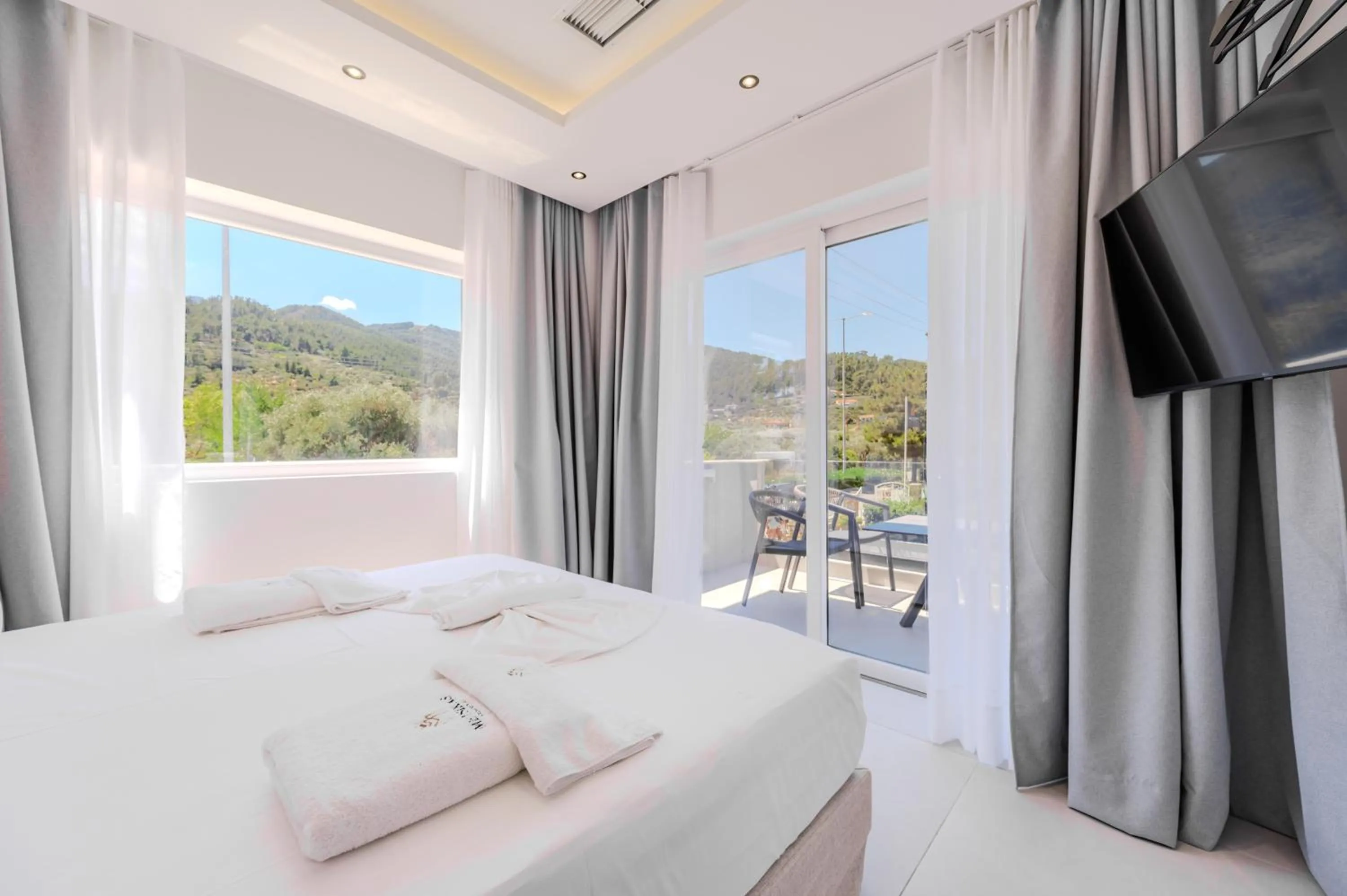 Communal lounge/ TV room, Bed in Metsikas Residence