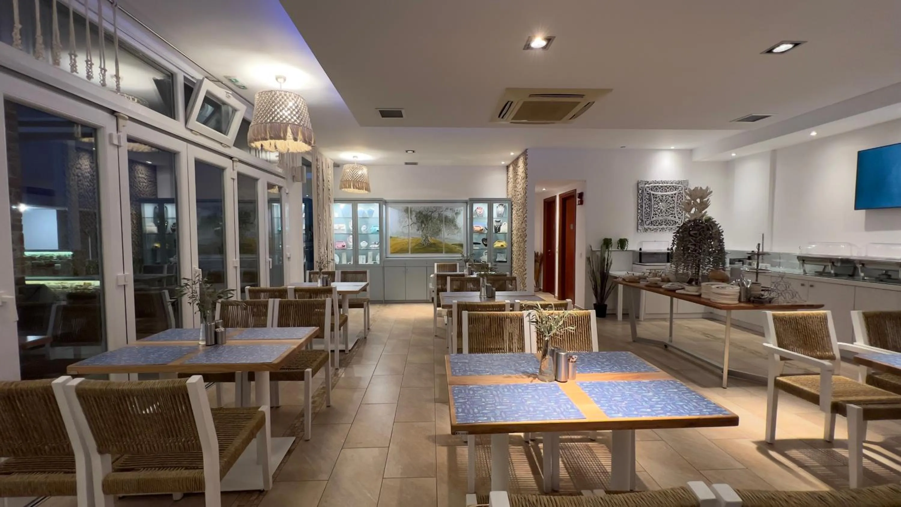 Restaurant/places to eat in Metsikas Residence