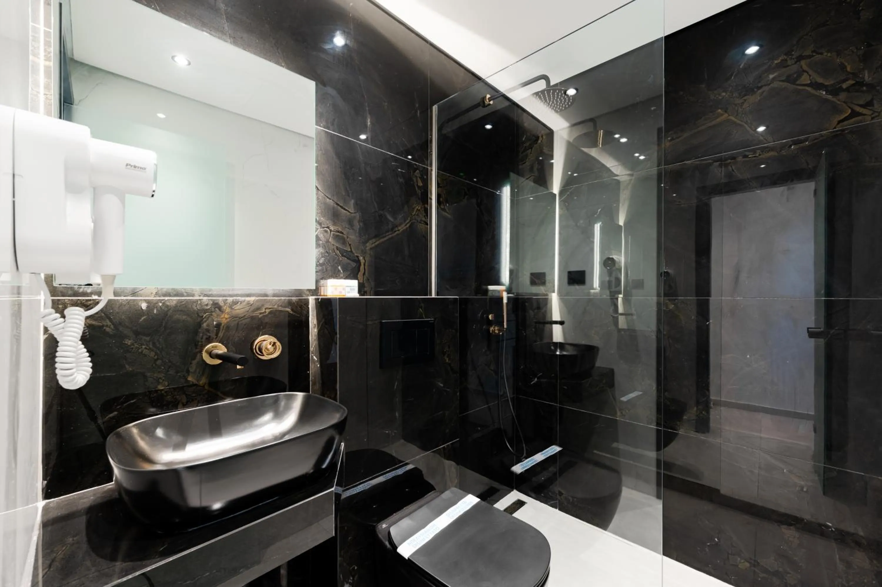 Shower in Metsikas Residence