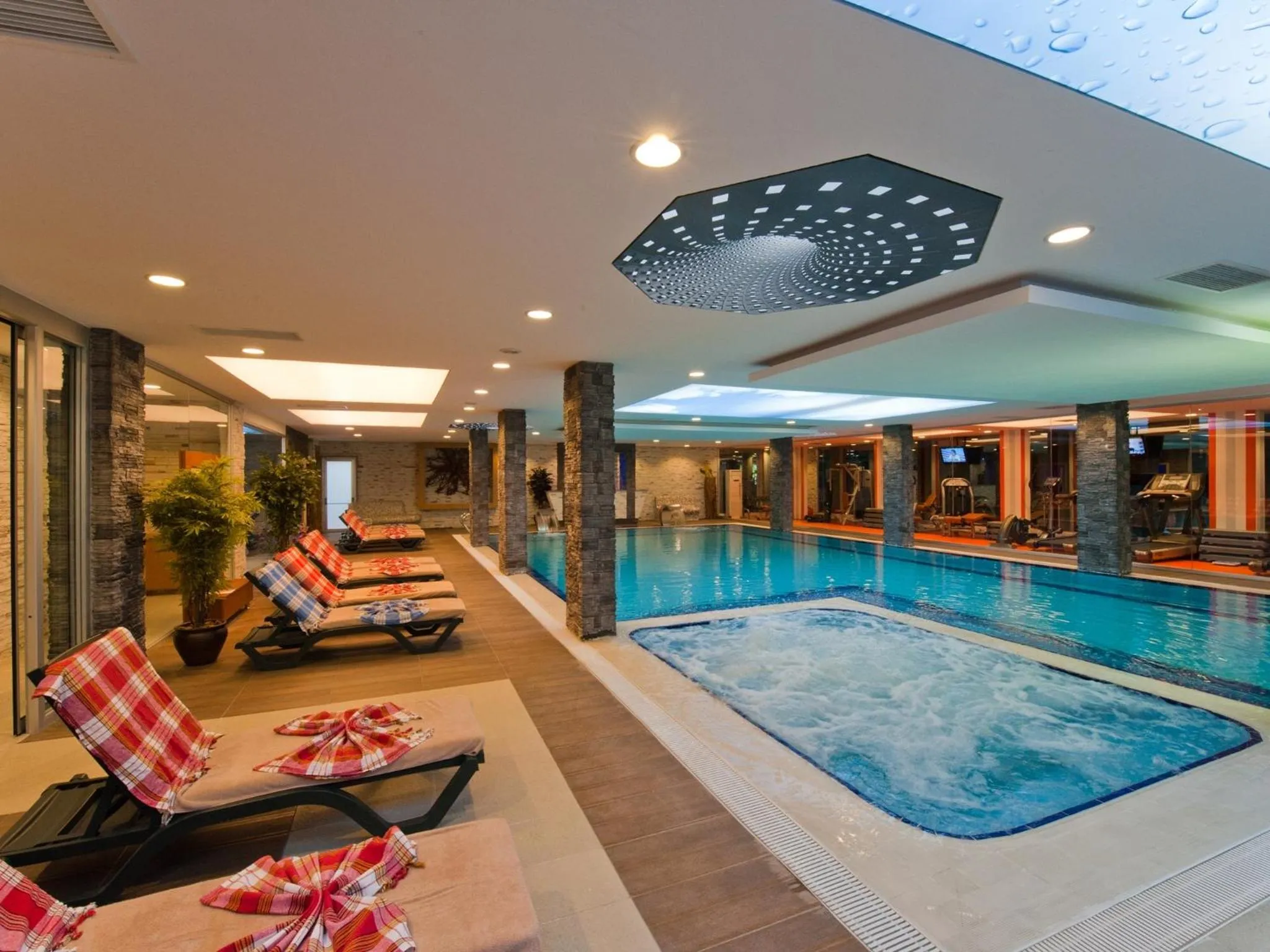 Swimming pool in Elegance Resort Hotel & SPA Wellness-Aqua