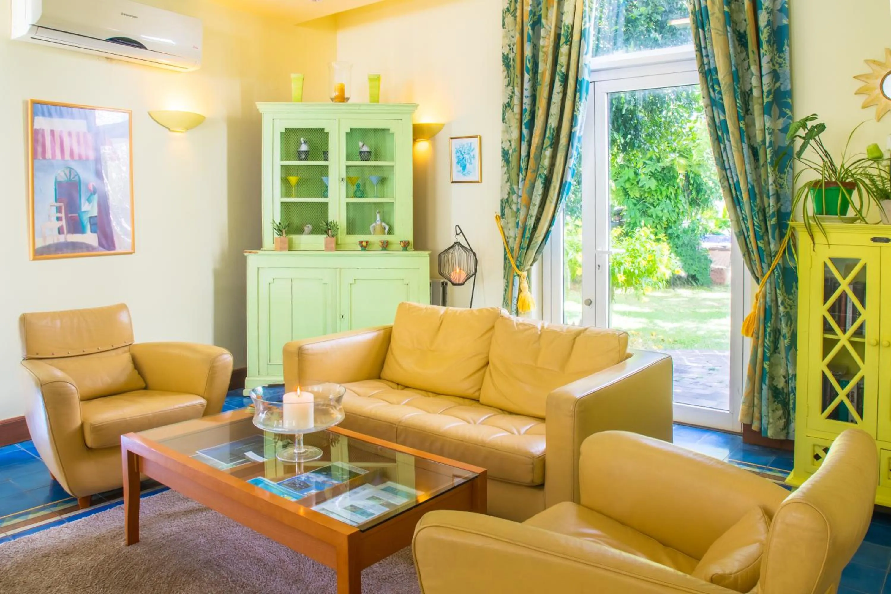 Communal lounge/ TV room in Le Nautile Beachfront