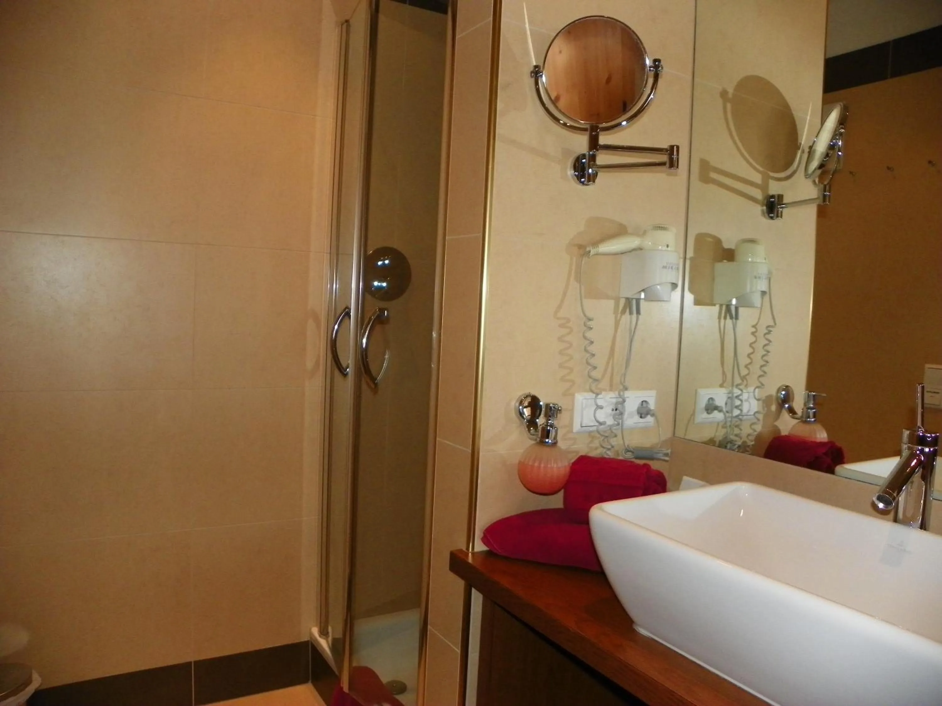Bathroom in Hotel Finkennest - Panoramic Garden Resort