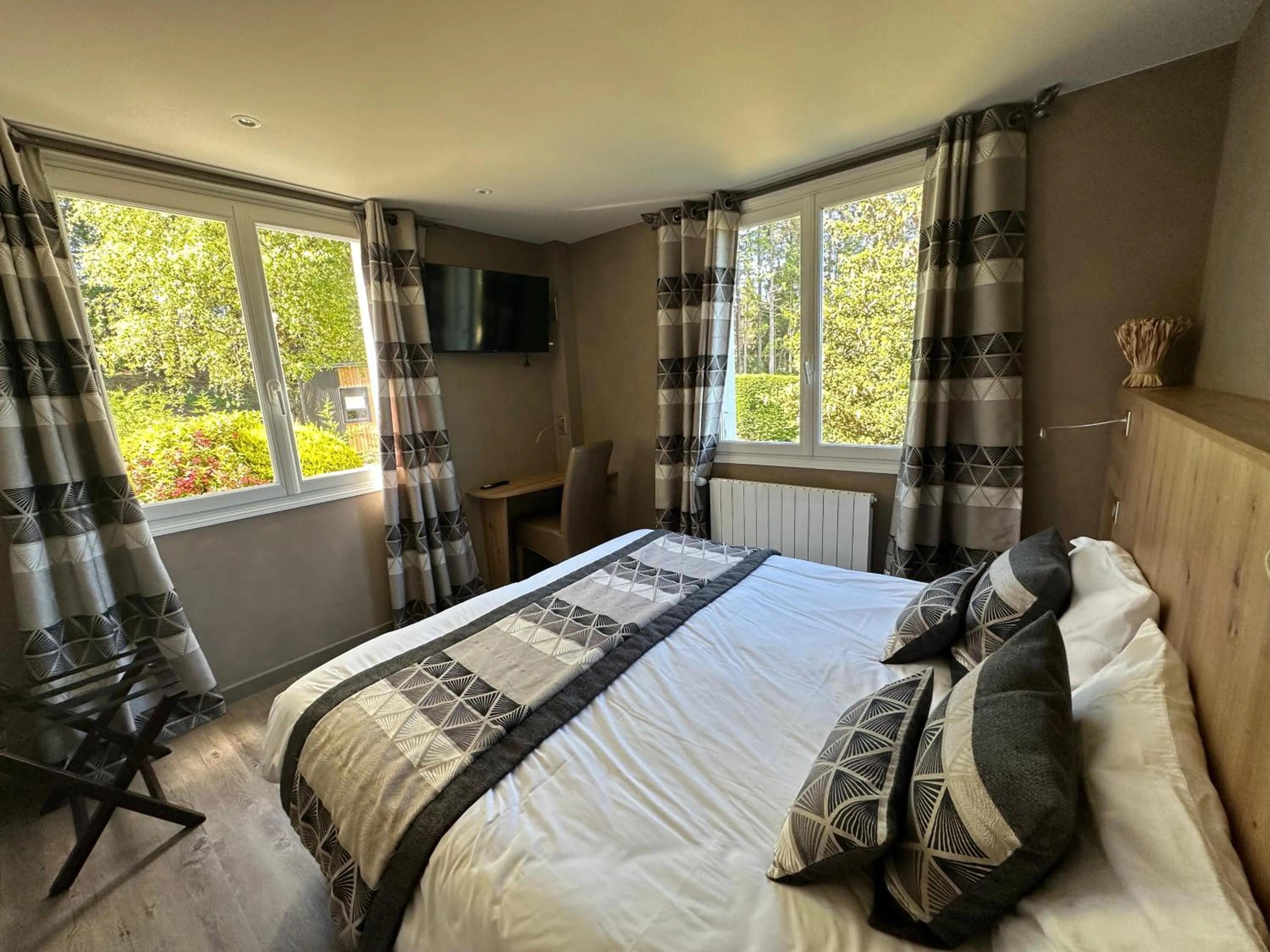 Bed in Logis Hôtel Beau Site