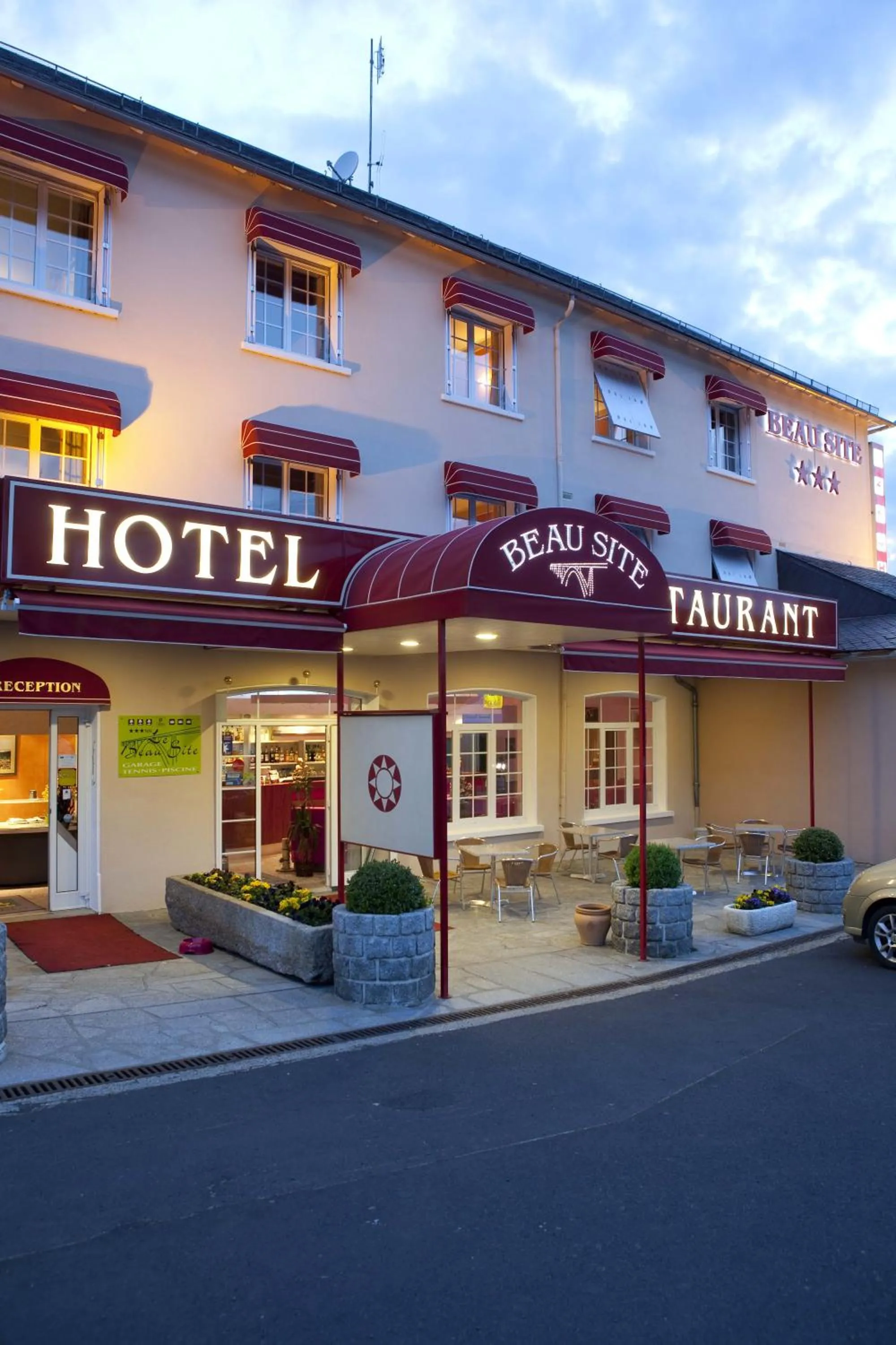 Facade/entrance in Logis Hôtel Beau Site