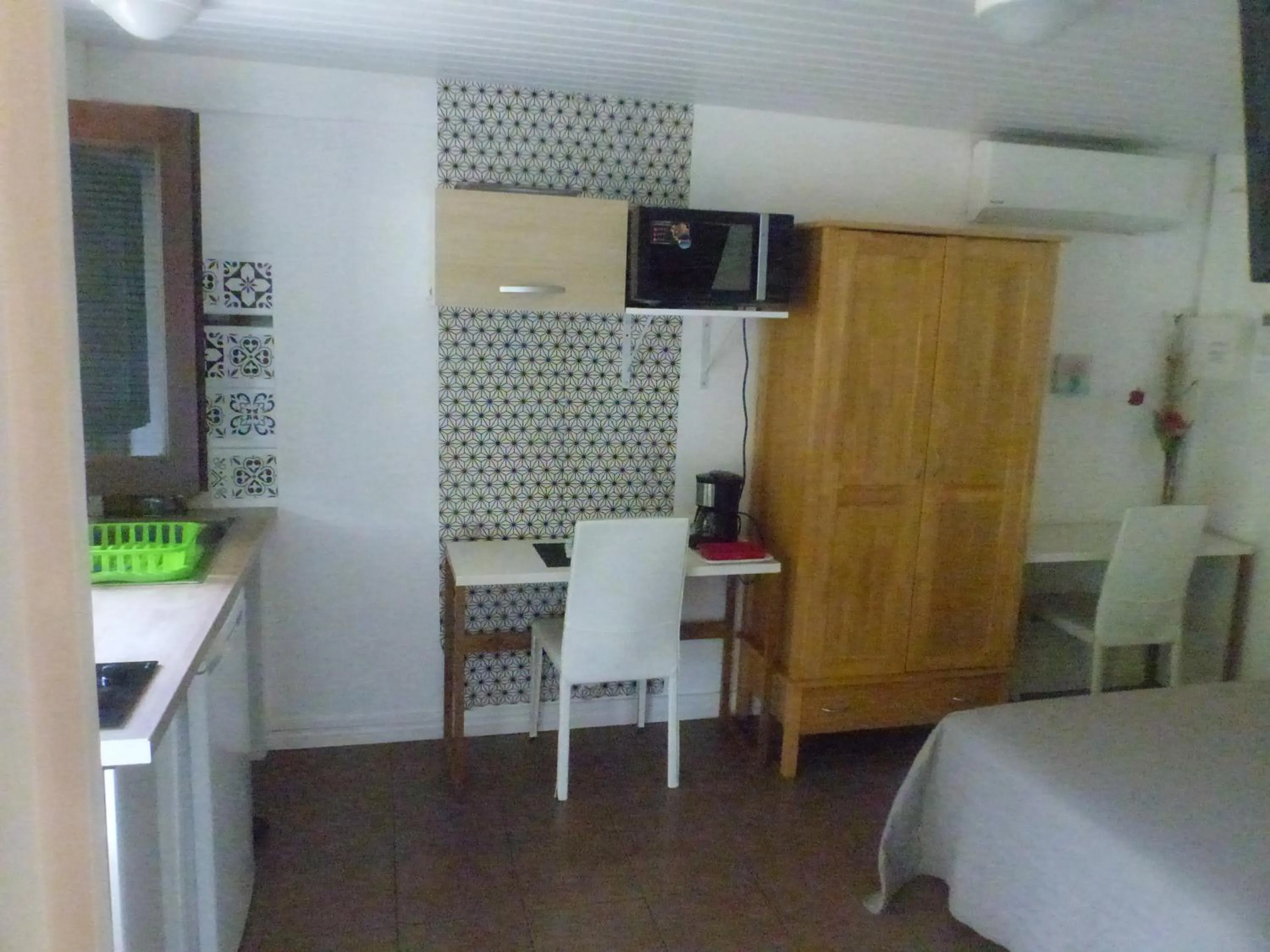 Kitchen or kitchenette, Bed in Au Petit Canal Fleuri