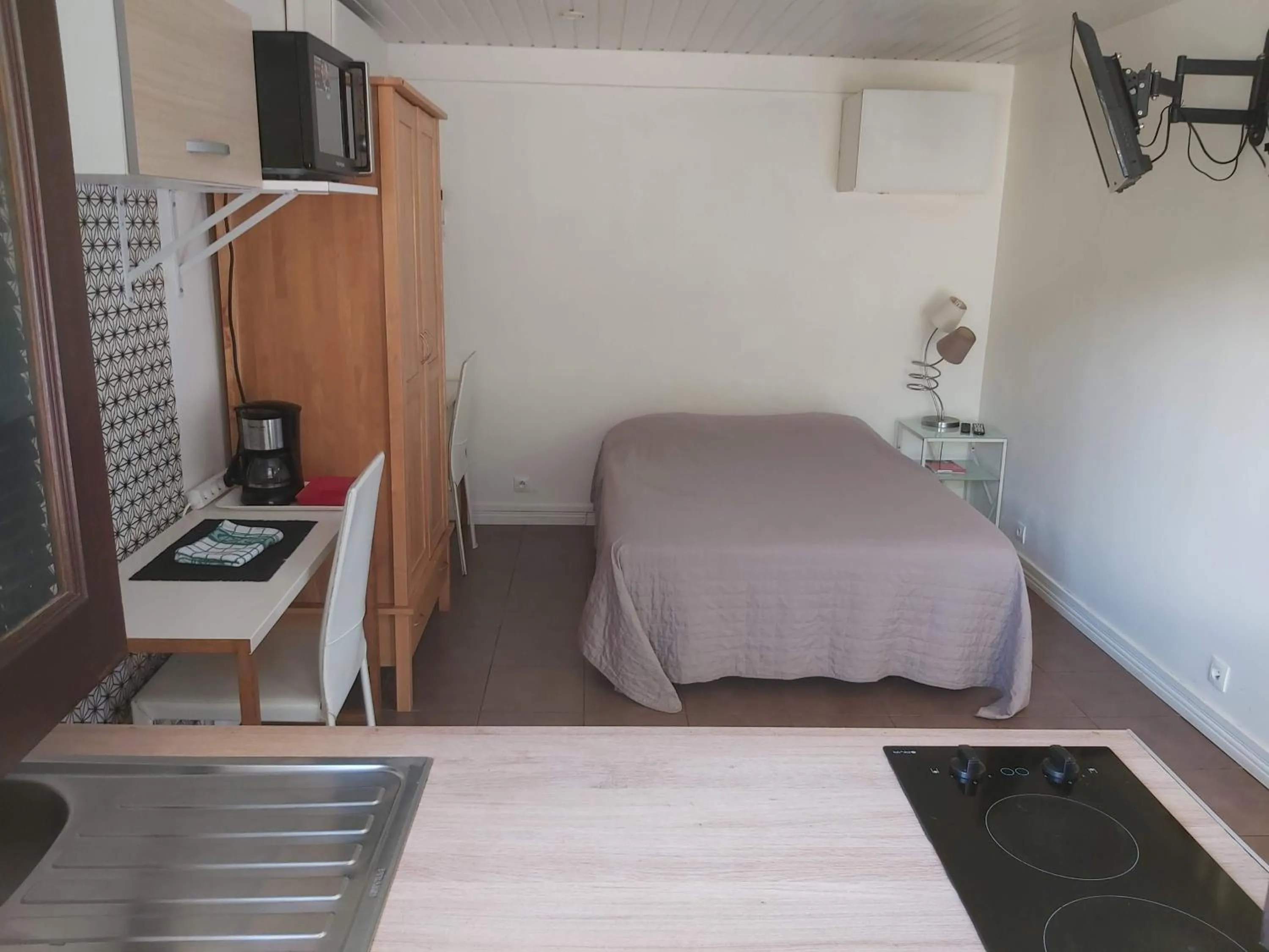 Photo of the whole room, Bed in Au Petit Canal Fleuri