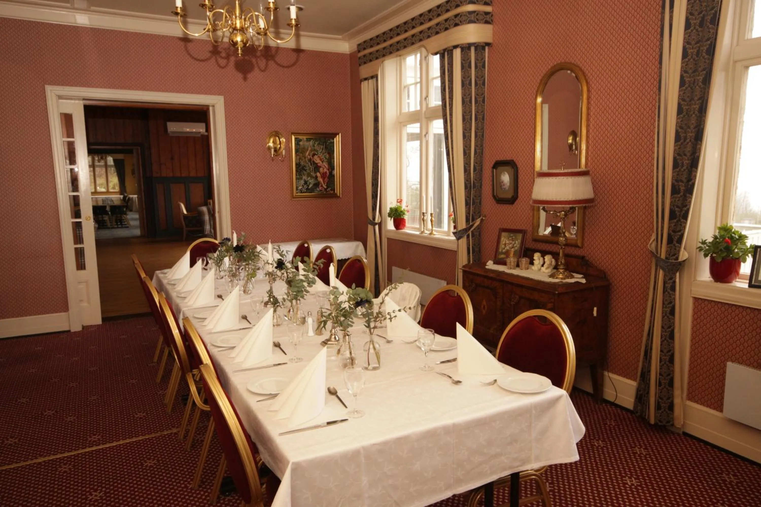 Restaurant/places to eat in Sauda Fjordhotell