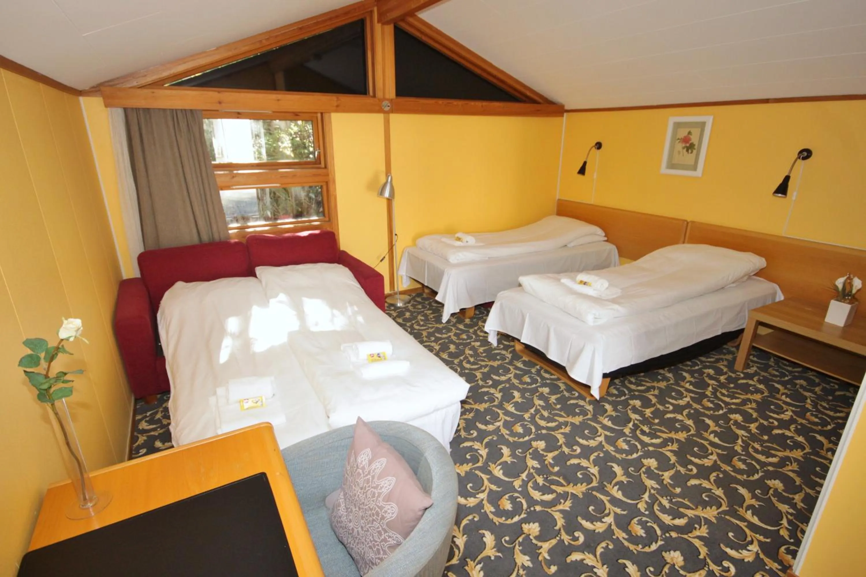 Living room, Bed in Sauda Fjordhotell