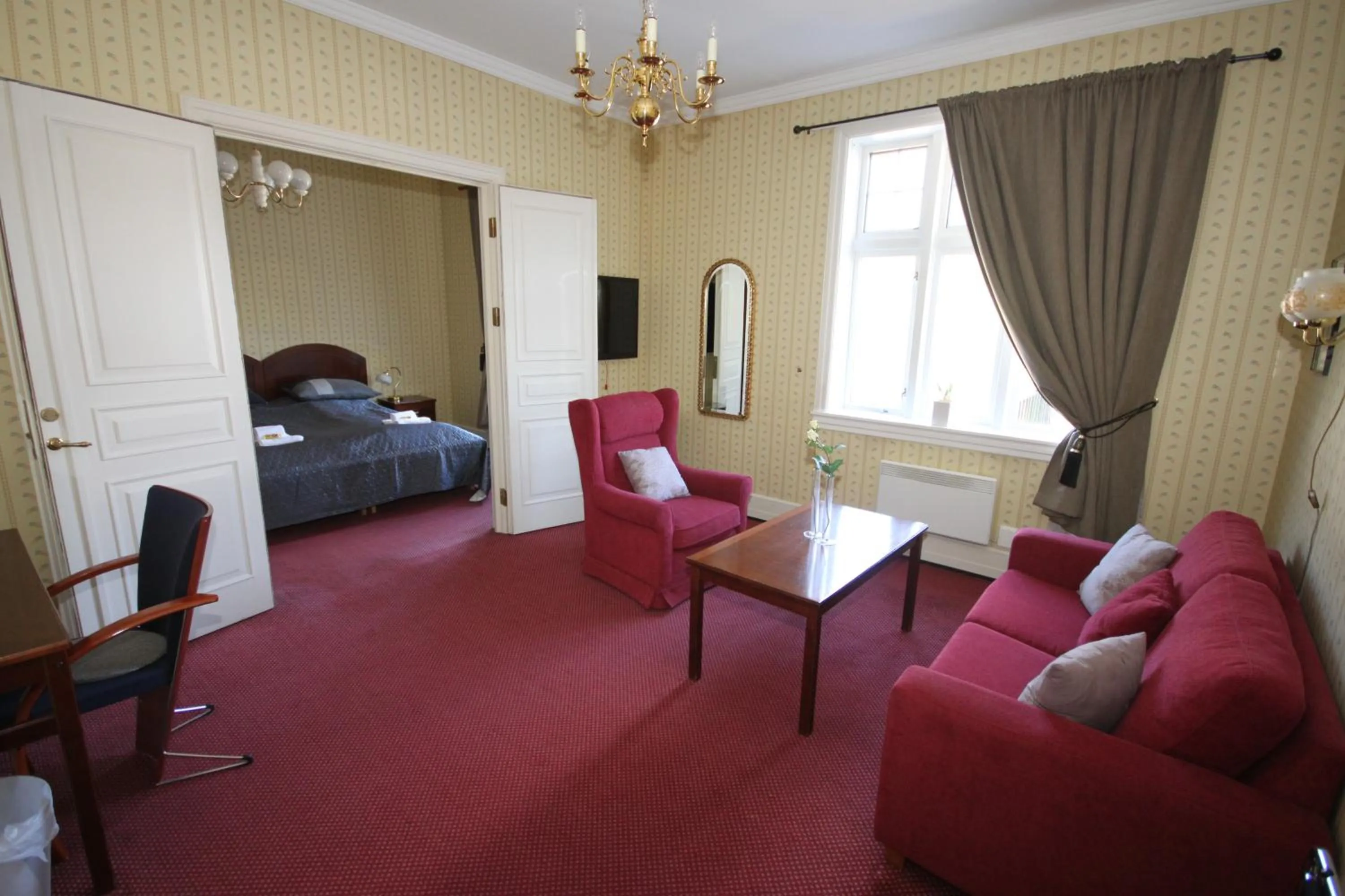 Living room, Bed in Sauda Fjordhotell