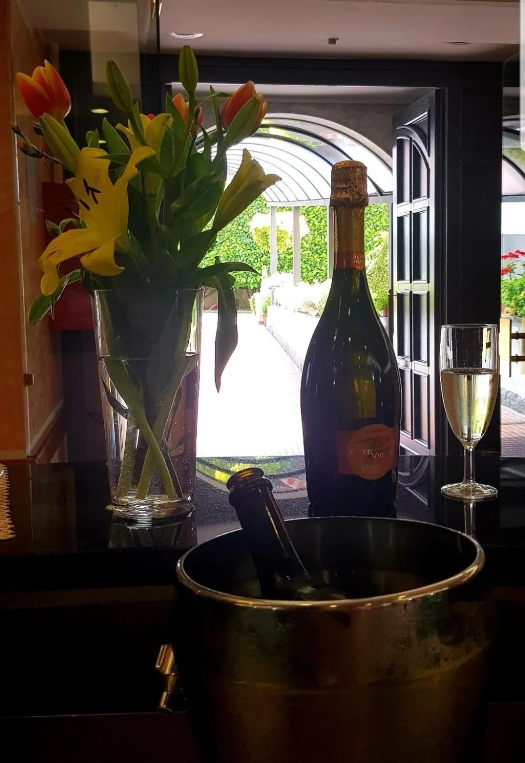 Communal lounge/ TV room in Albergo Ristorante Il Delfino