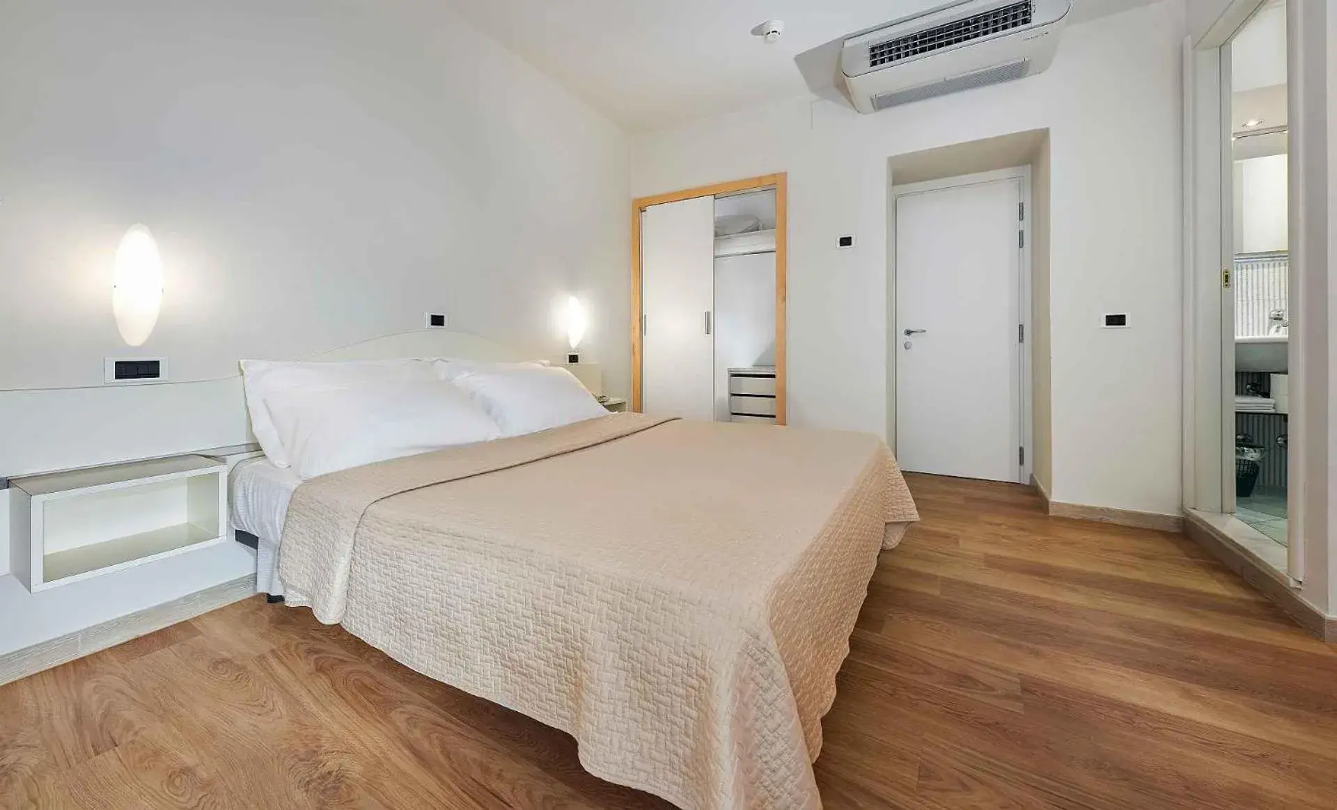 Standard Double Room in Family Hotel Antibes -50m dal mare - Standard Double Room in Family Hotel Antibes -50m dal mare -