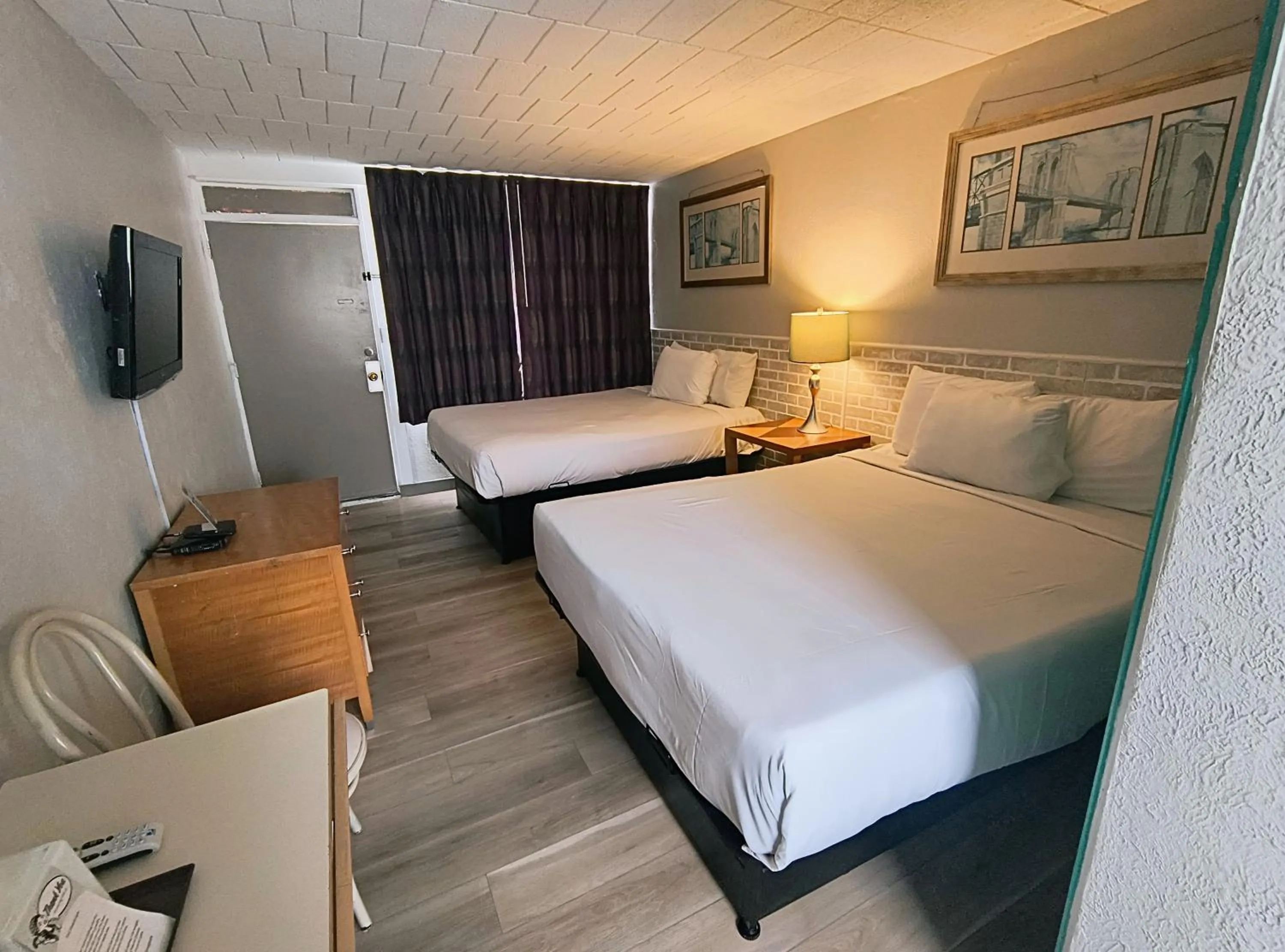 Bed in Monaco Motel - Wildwood Beach & Boardwalk