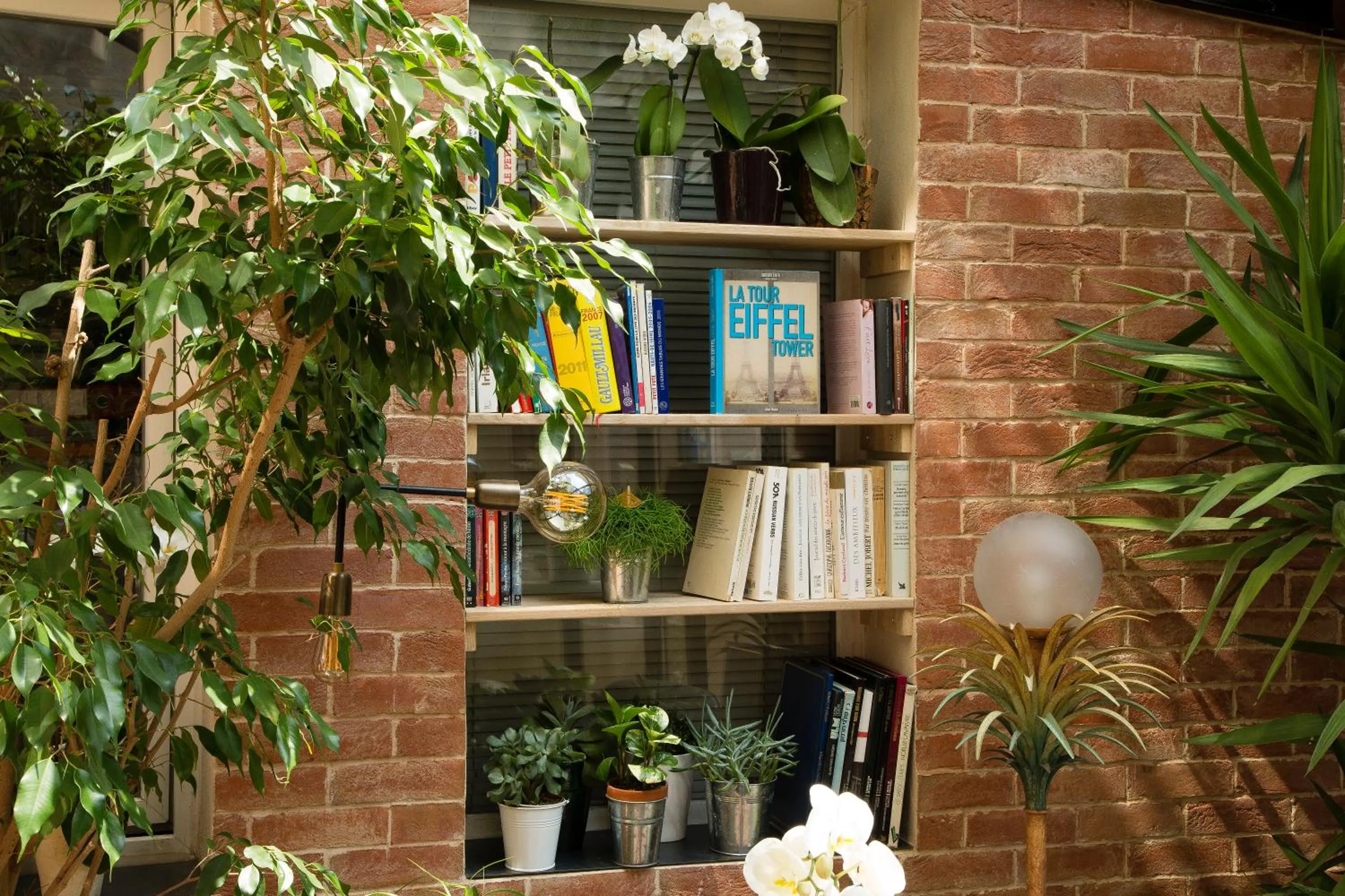 Lounge or bar in Hotel Espace Champerret