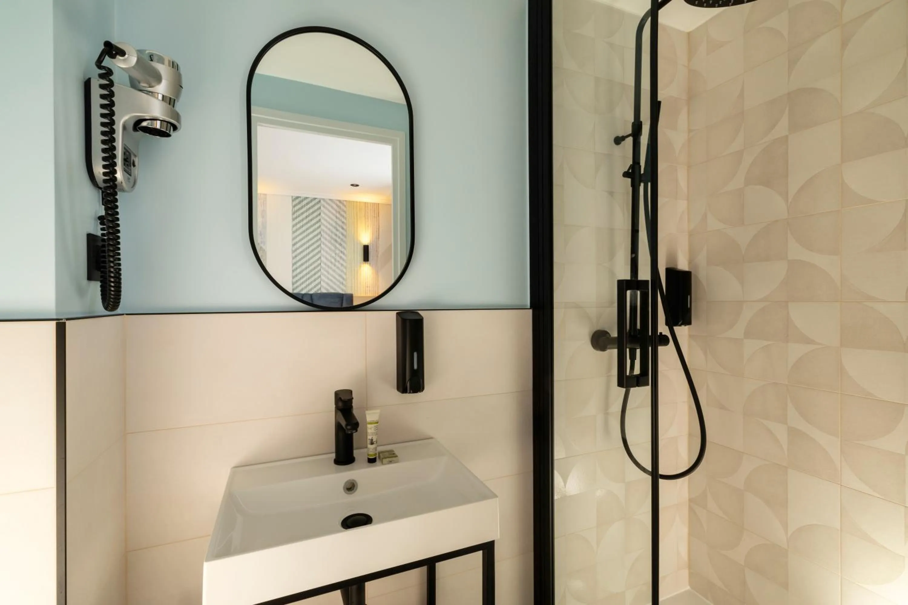 Shower in Hotel Espace Champerret