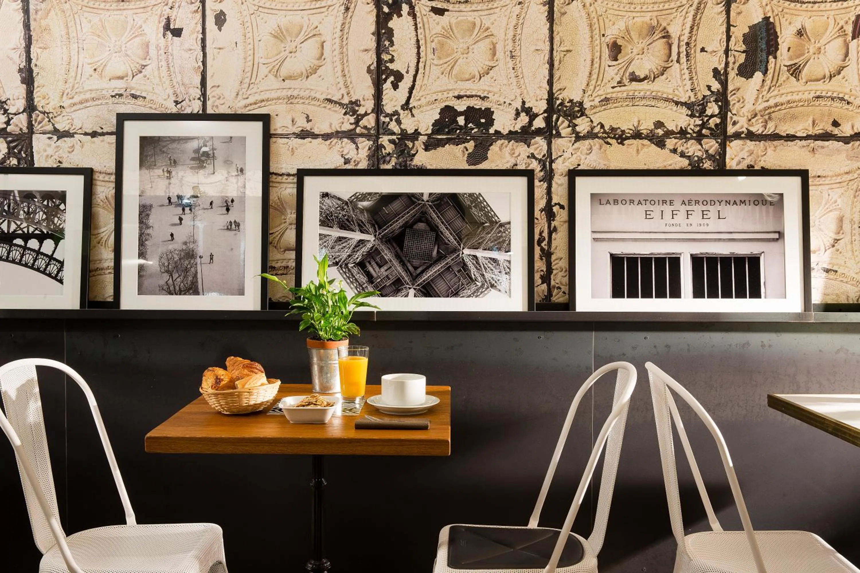 Restaurant/places to eat in Hotel Espace Champerret