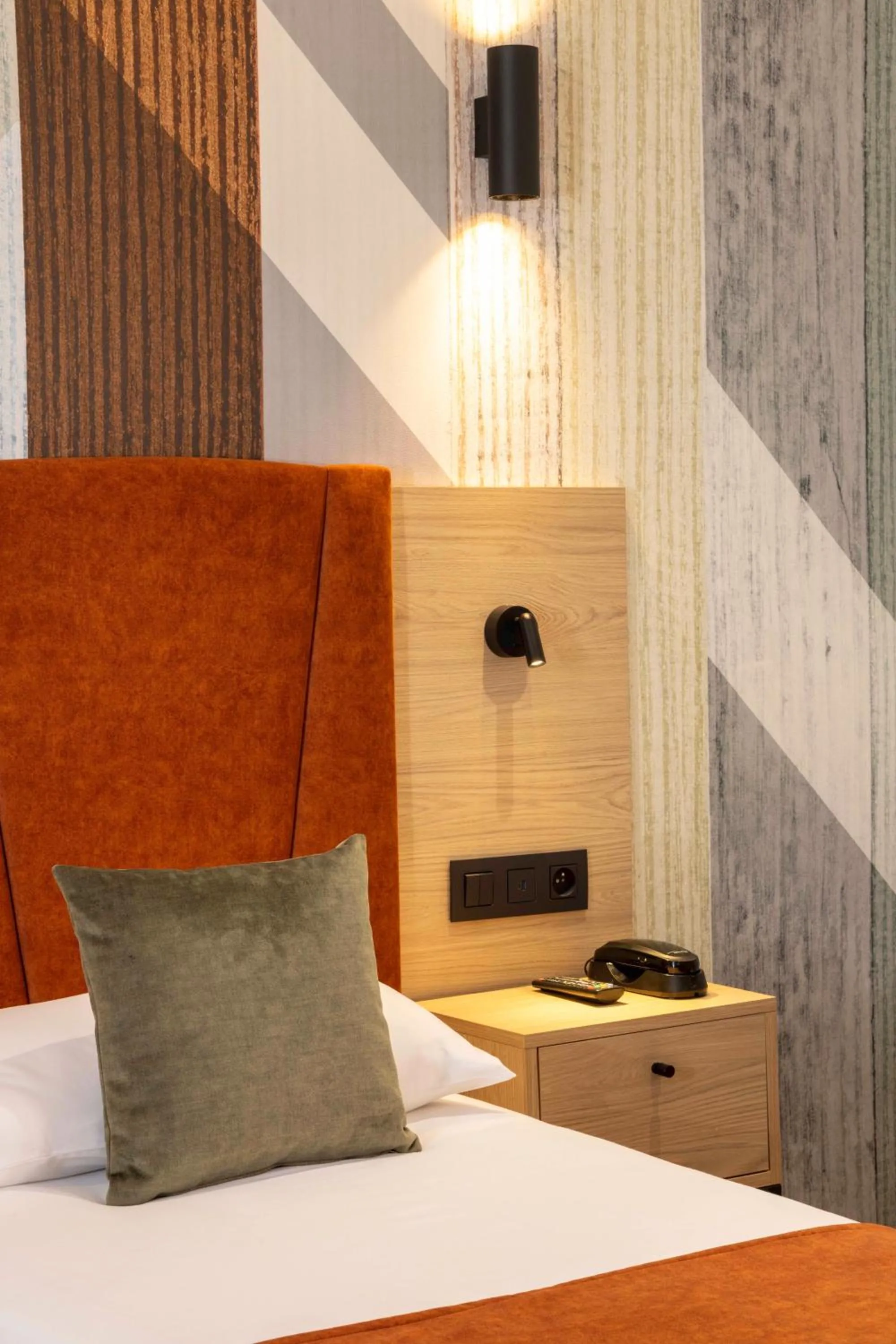 Decorative detail, Bed in Hotel Espace Champerret