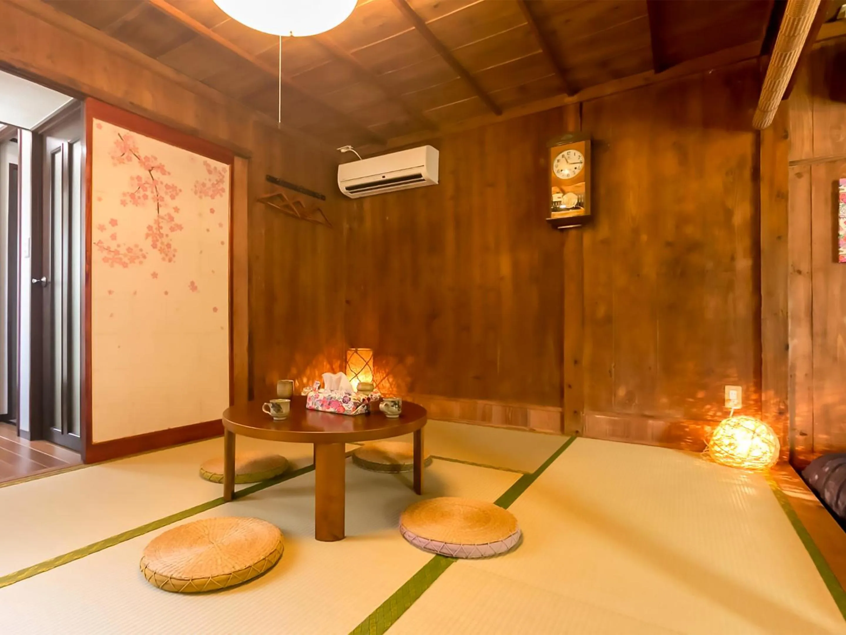 Living room, Bed in 国際通りと牧志駅まで徒歩5分 庭付き素敵な古民家 わらゆんSO 松武の古民家Traditional house