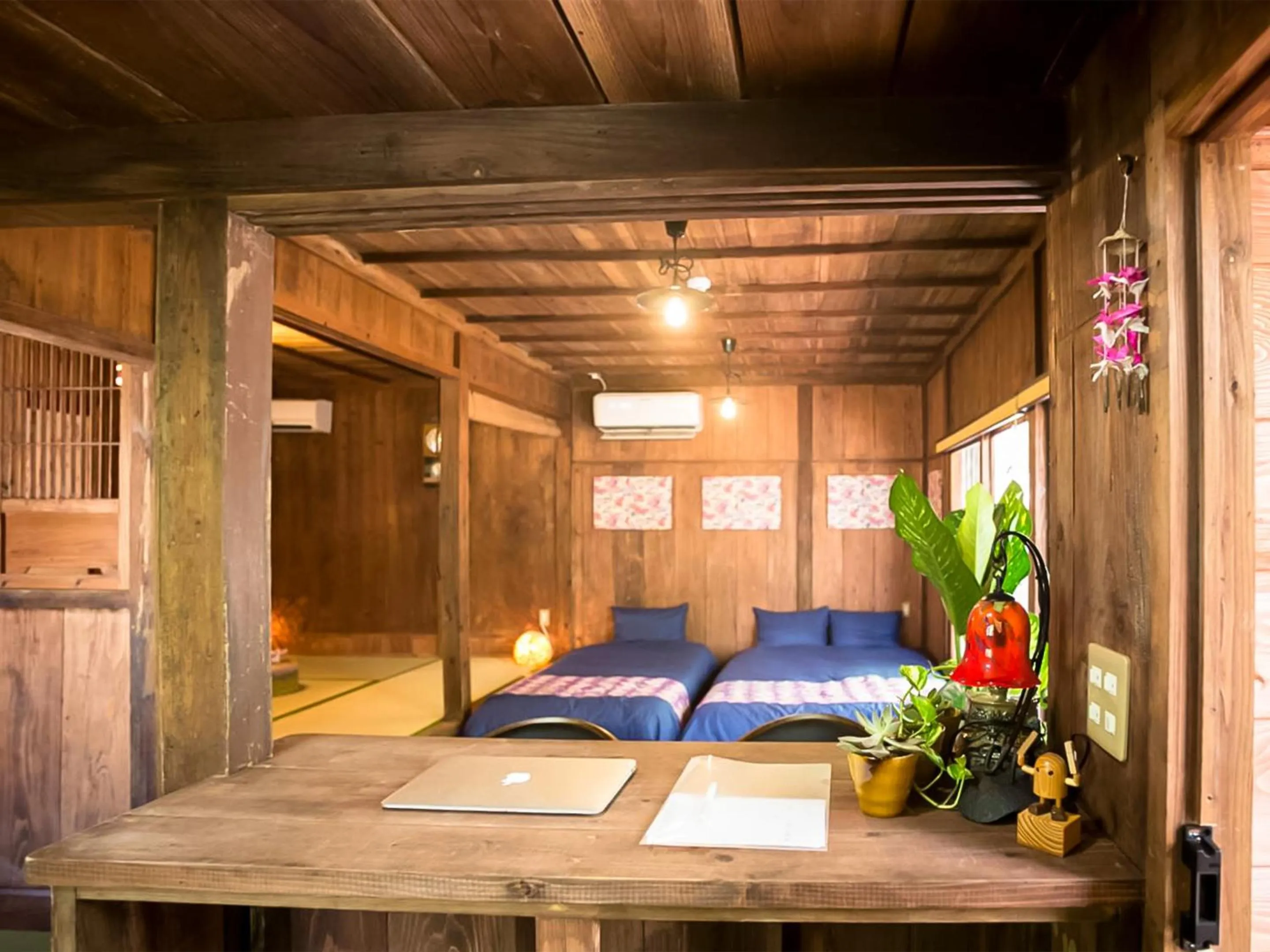 Photo of the whole room, Bed in 国際通りと牧志駅まで徒歩5分 庭付き素敵な古民家 わらゆんSO 松武の古民家Traditional house