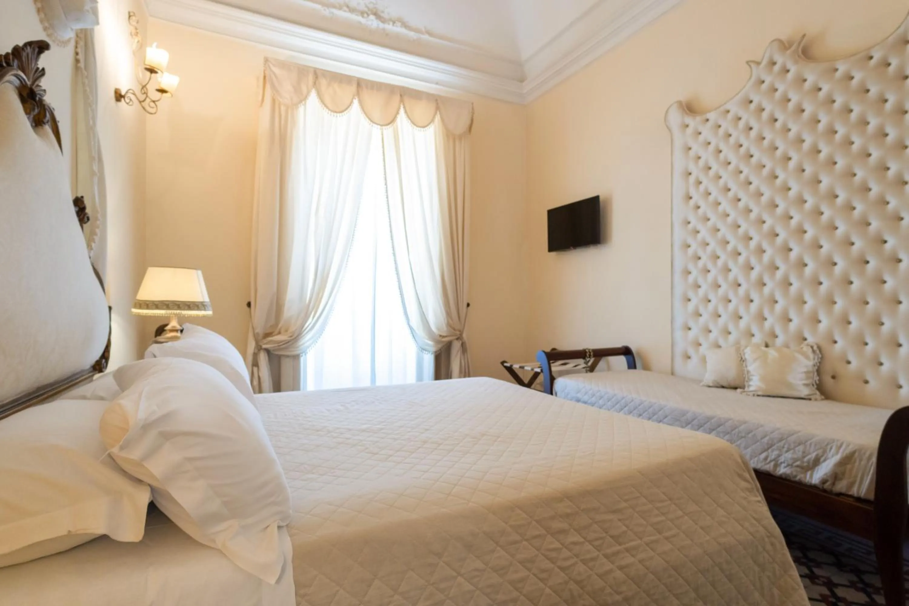 Bed in Francalanza City Rooms