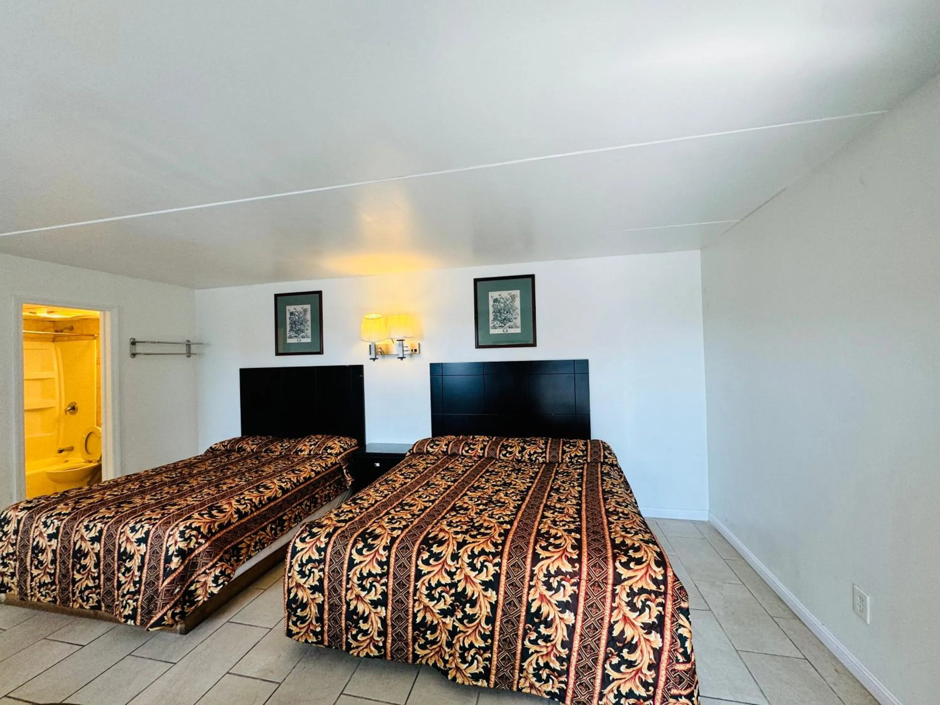 Photo of the whole room, Bed in Skyview Manor Motel