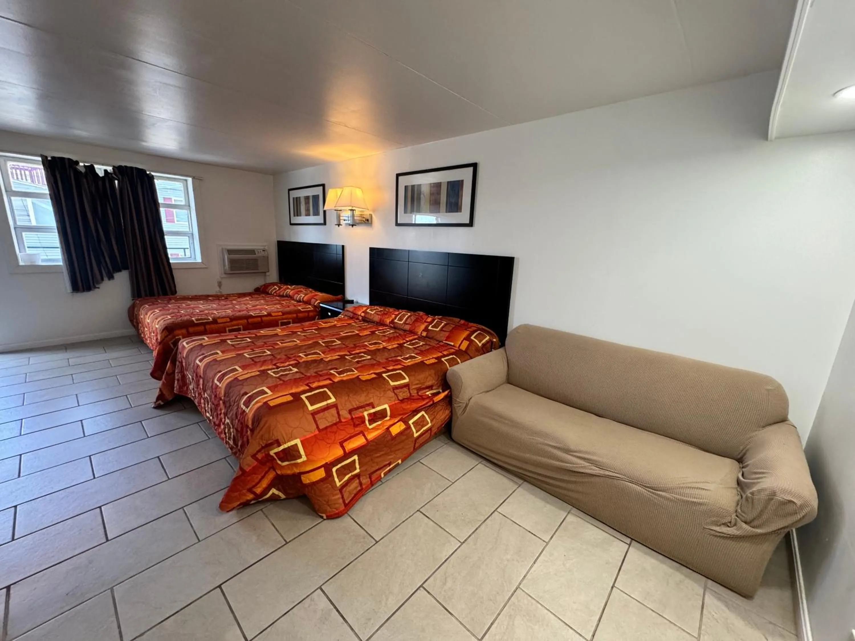 Bed in Skyview Manor Motel