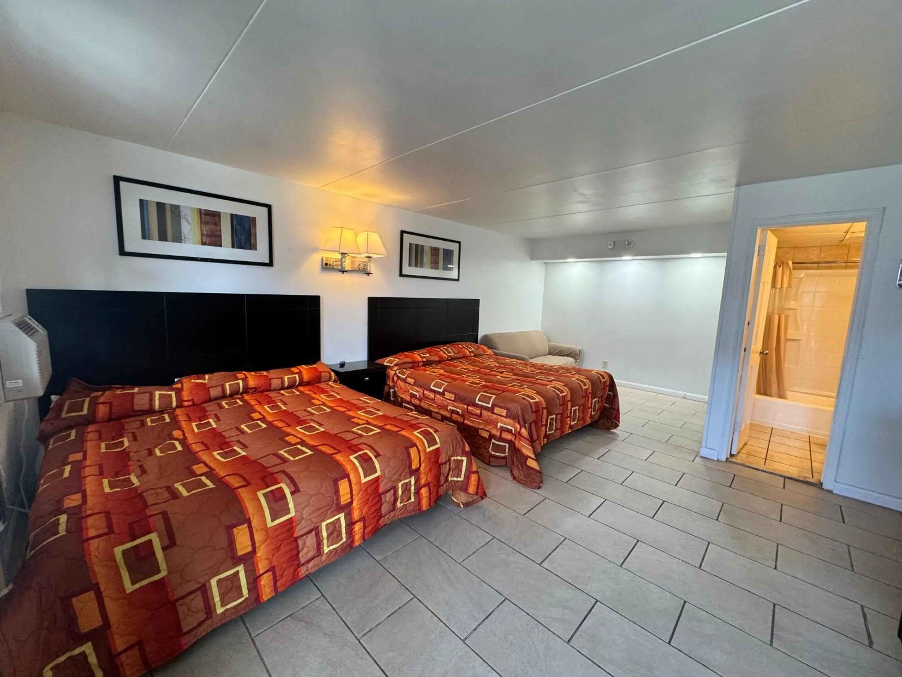 Bed in Skyview Manor Motel