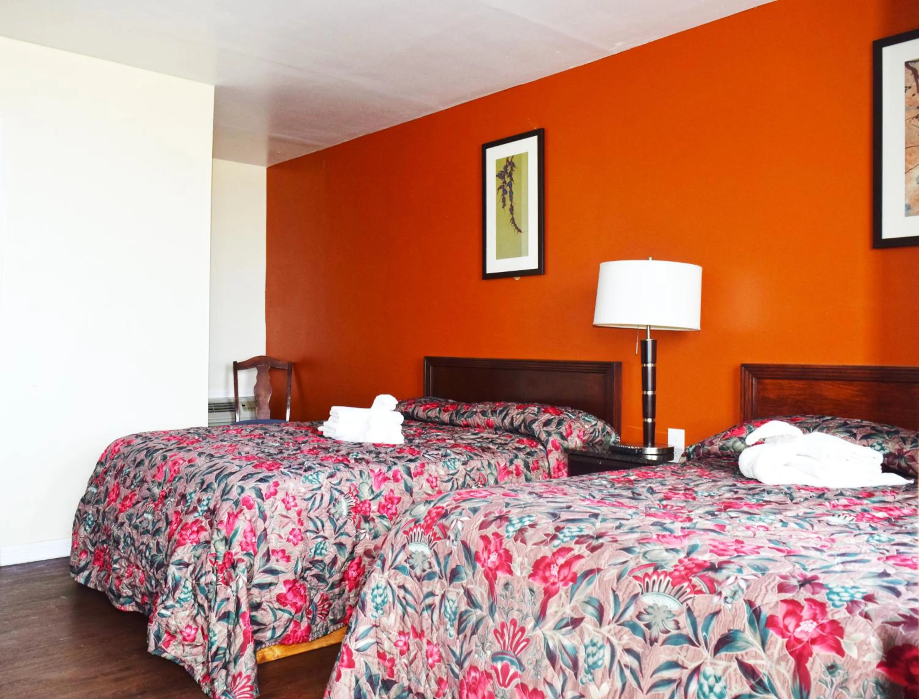 Bed in Skyview Manor Motel