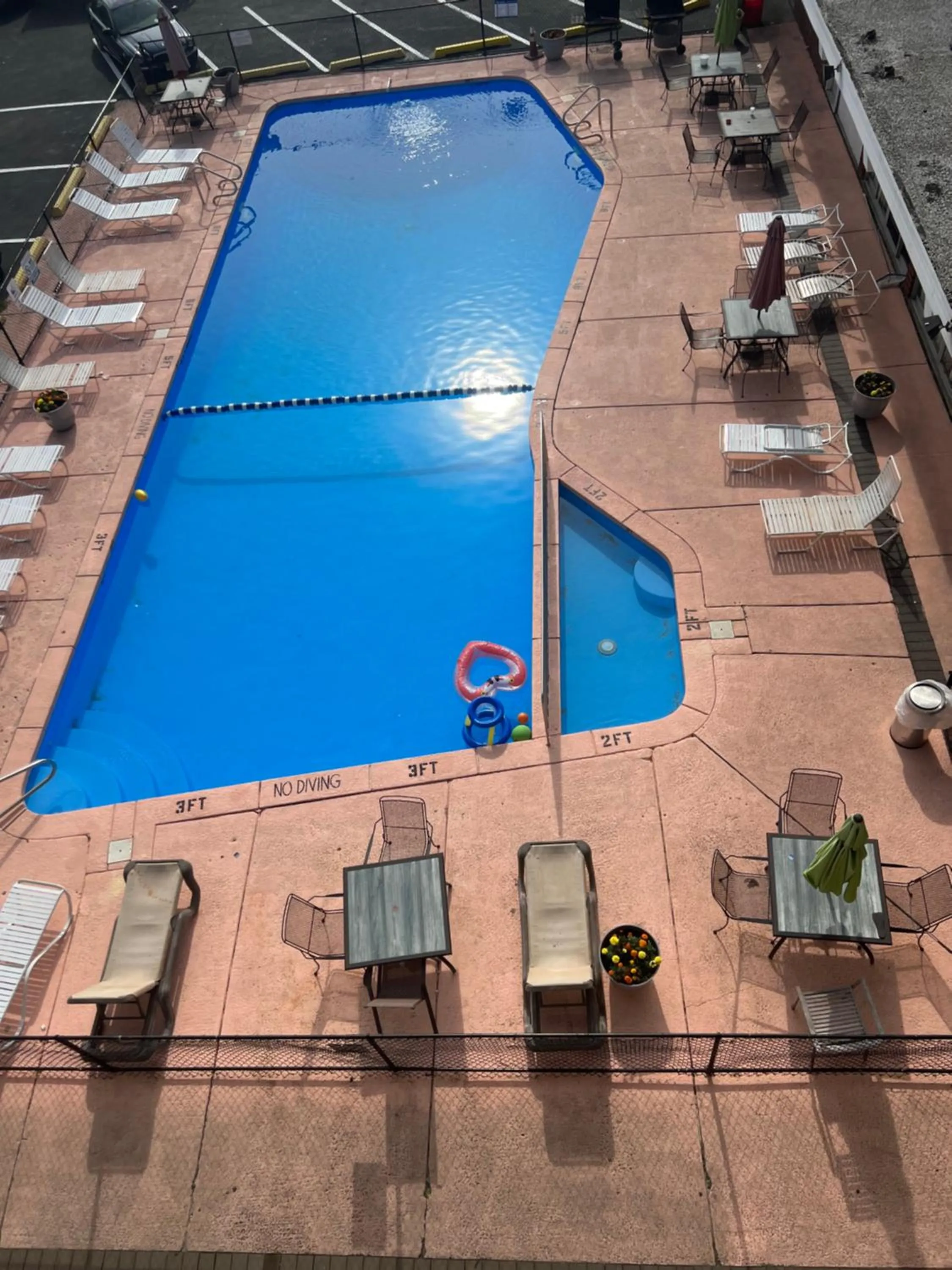 Day in Skyview Manor Motel