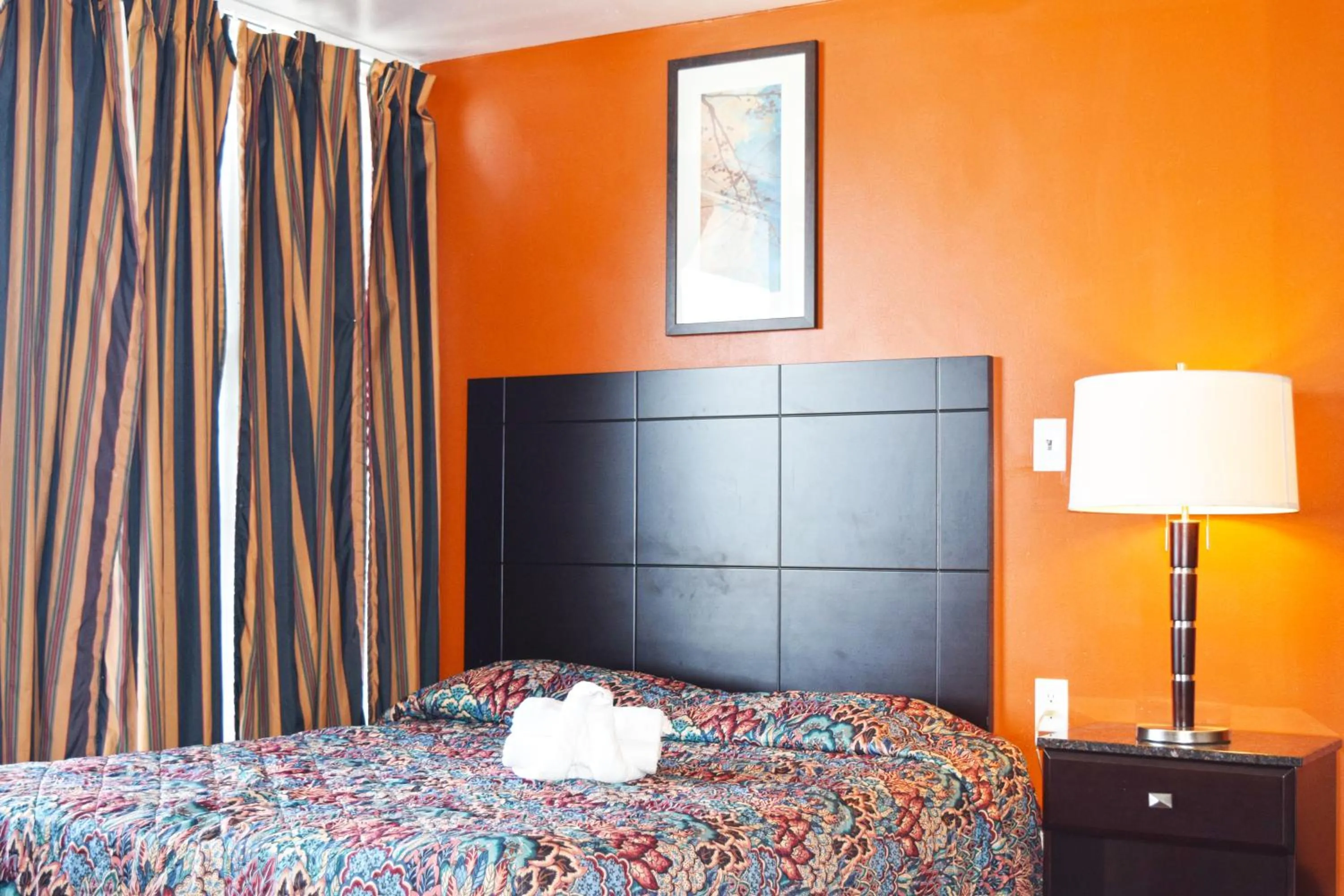 Bed in Skyview Manor Motel