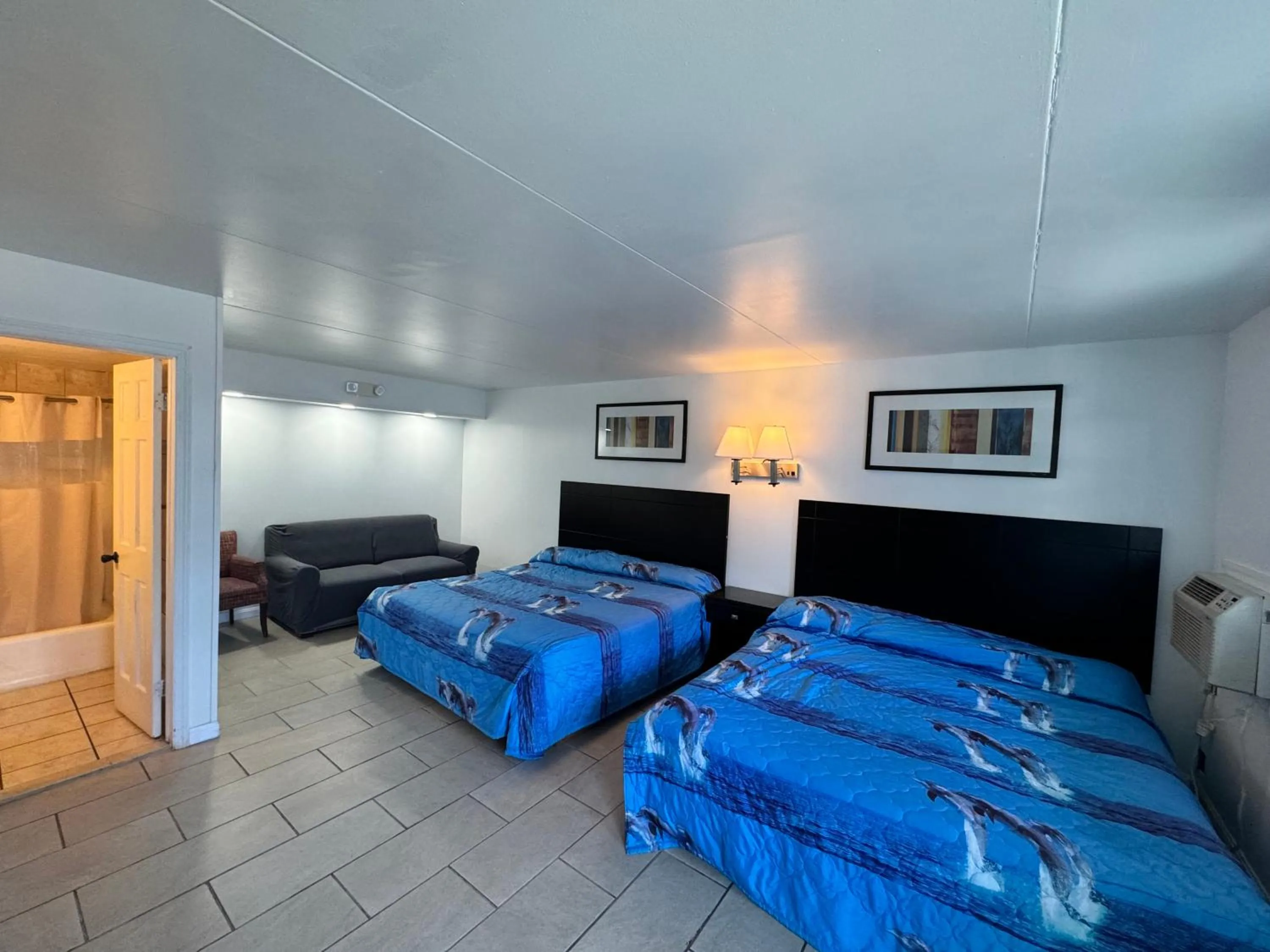 Bed in Skyview Manor Motel