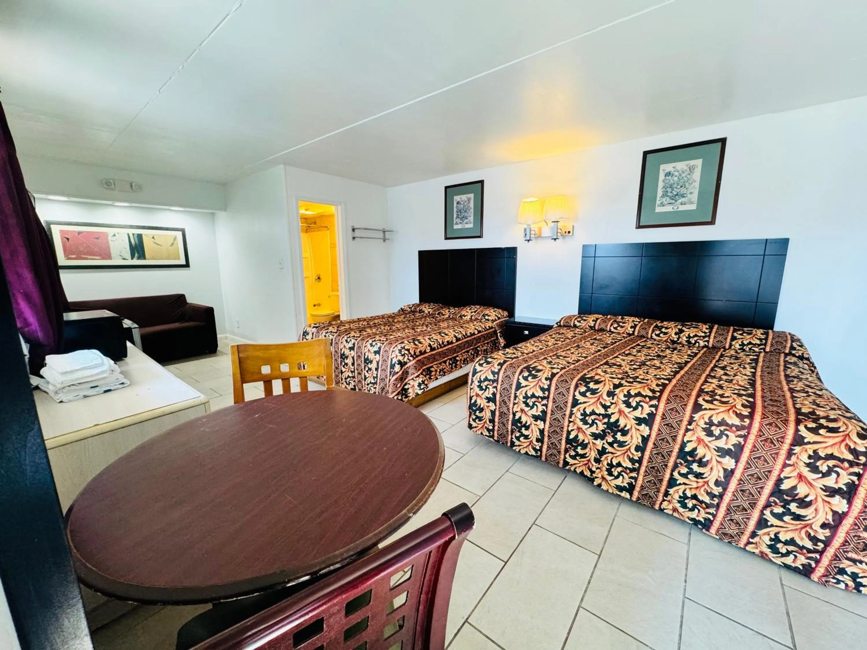 Photo of the whole room, Bed in Skyview Manor Motel